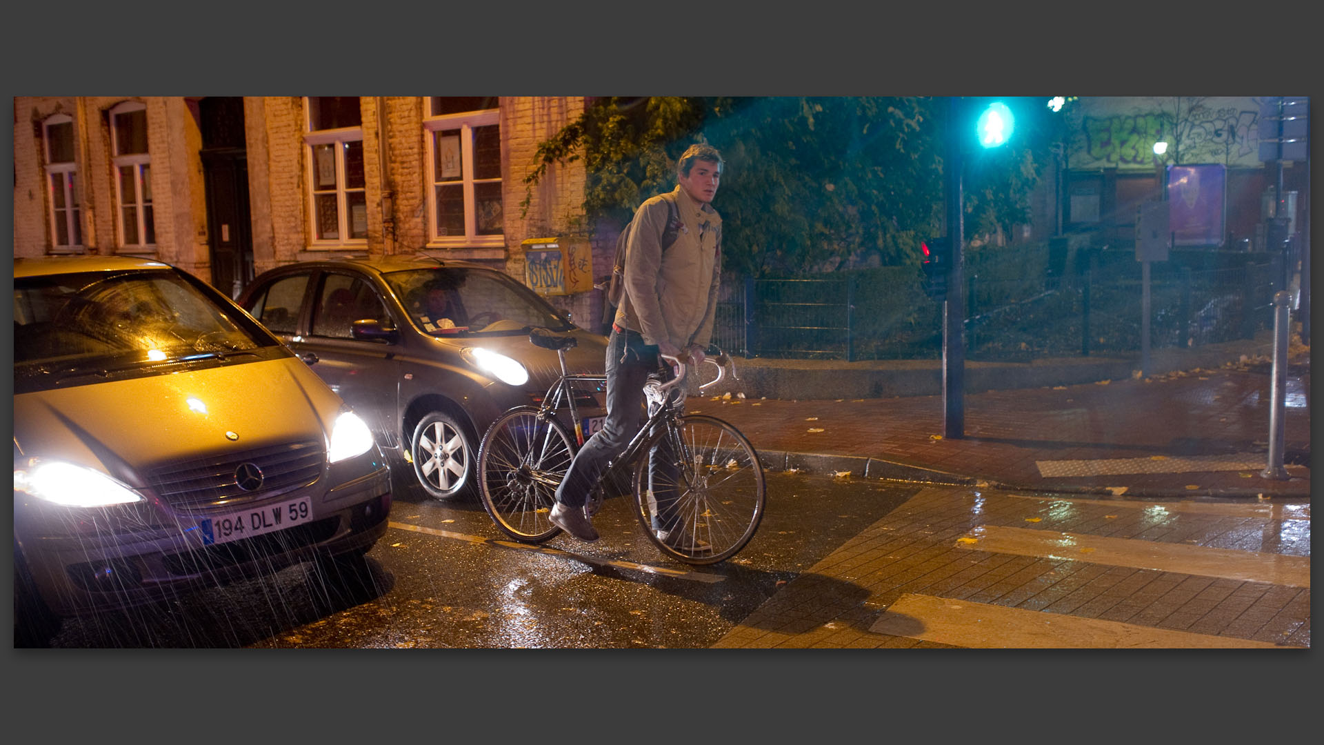 Cycliste sous la pluie, rue Saint-Gabriel, à Lille Saint-Maurice.