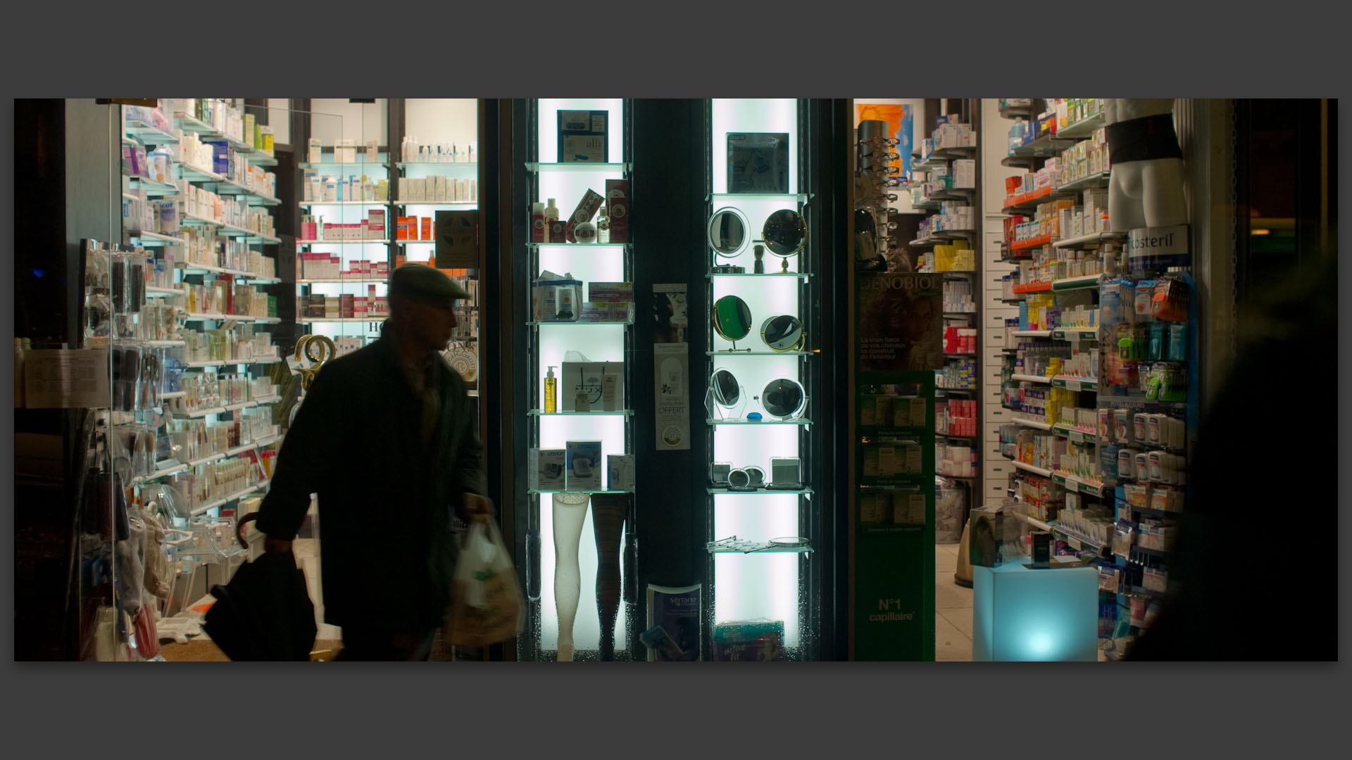 Homme sortant d'une pharmacie, boulevard Saint-Germain, à Paris.