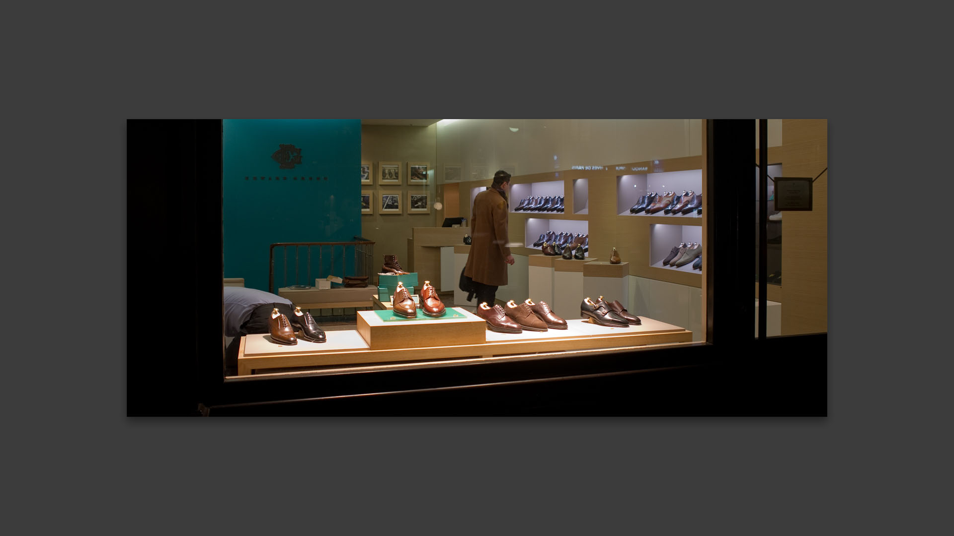 Homme chez un marchand de chaussures, boulevard Saint-Germain, à Paris.