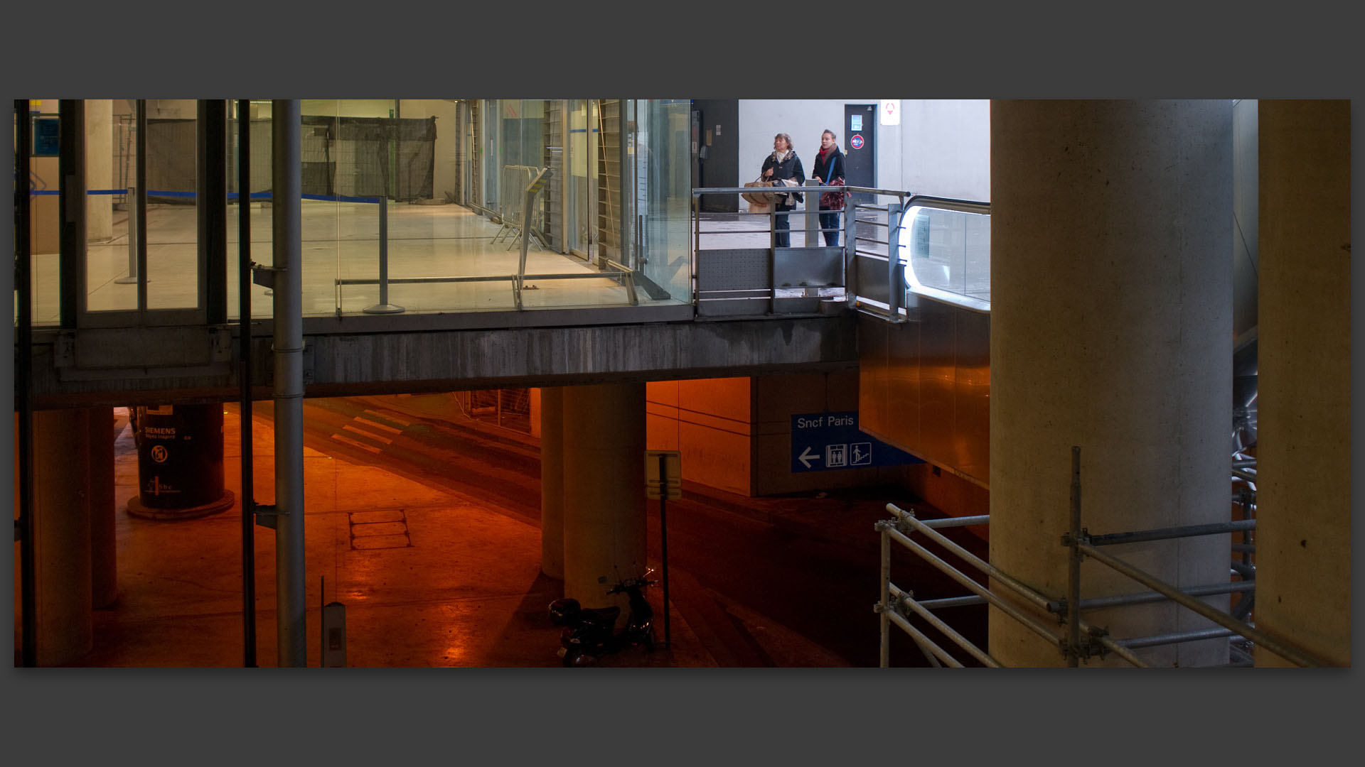 L'entrée de la gare de Lyon et le dépose-minute, à Paris.