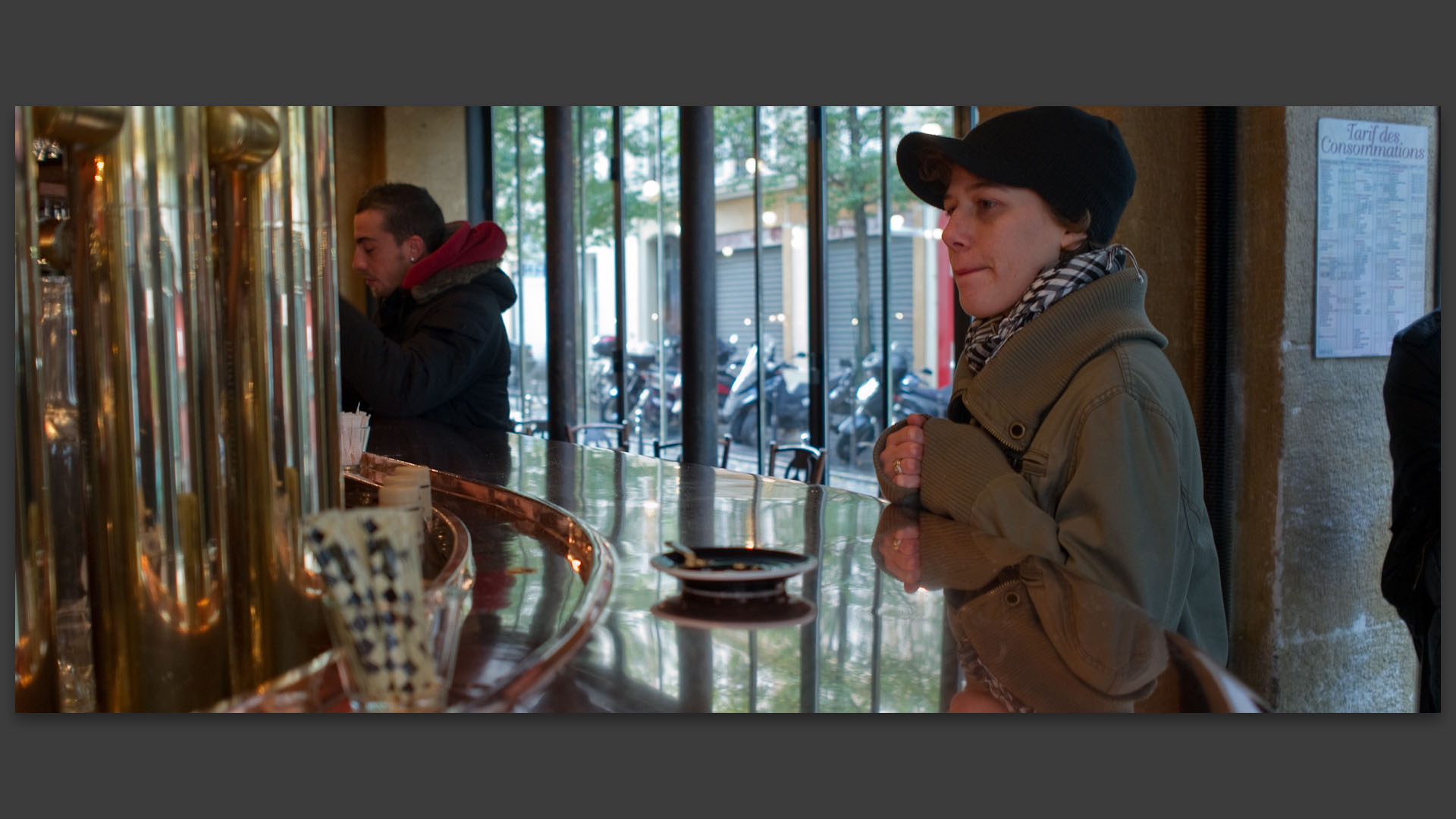 Jeune femme au bar du café Divan, rue de la Roquette, à Paris.