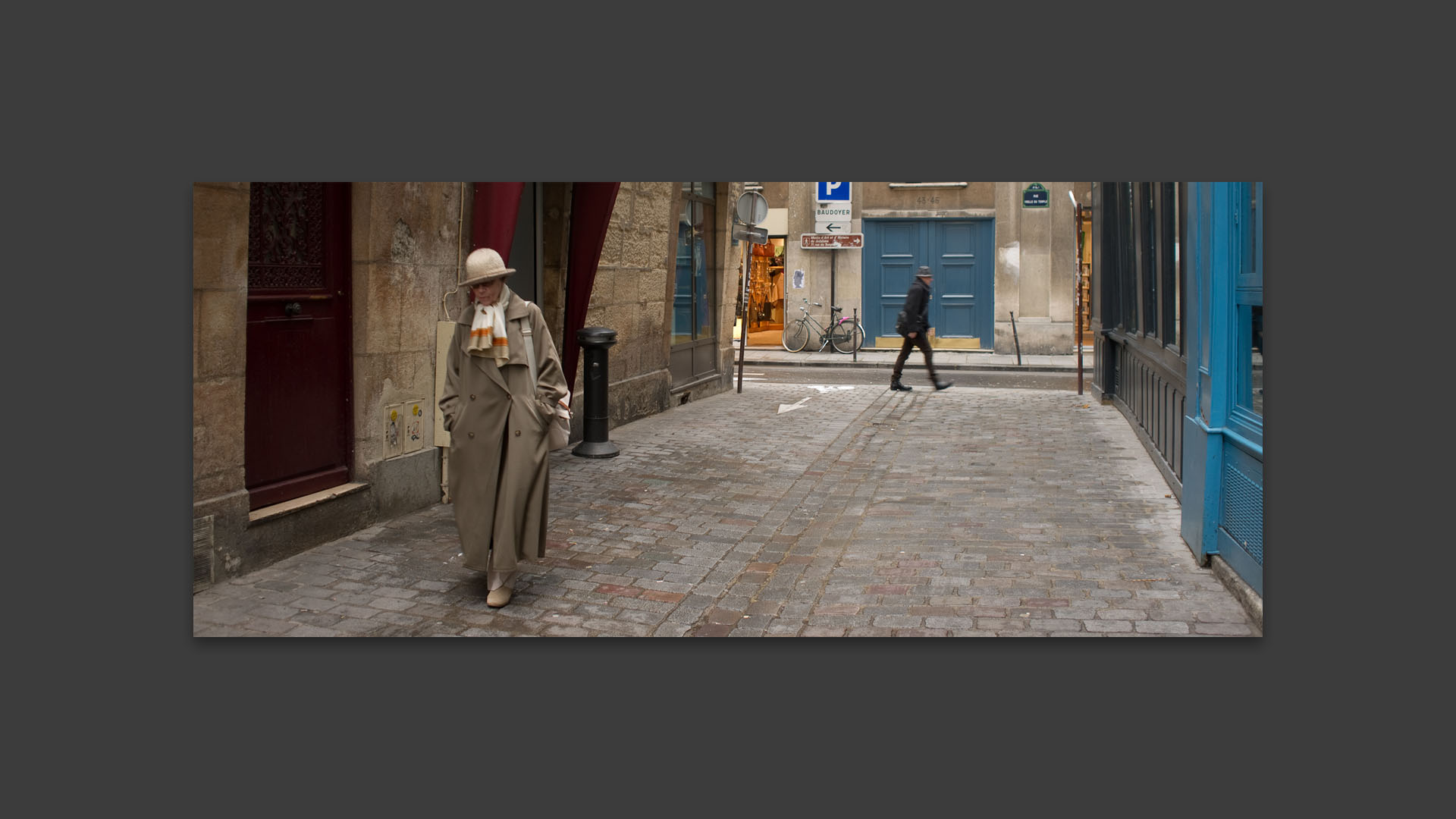 Femme élégante, rue des Rosiers, à Paris.