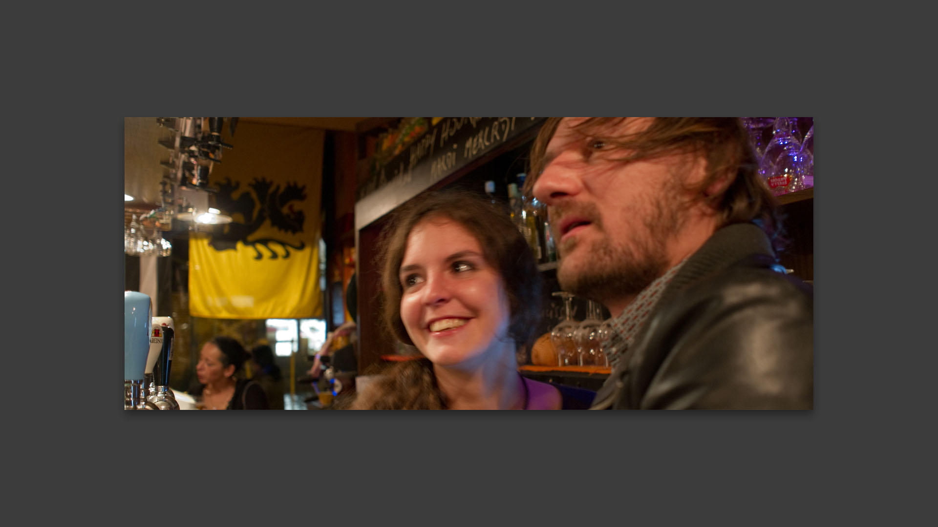 Au bar du café des Halles, place de la Nouvelle Aventure, à Wazemmes, Lille.