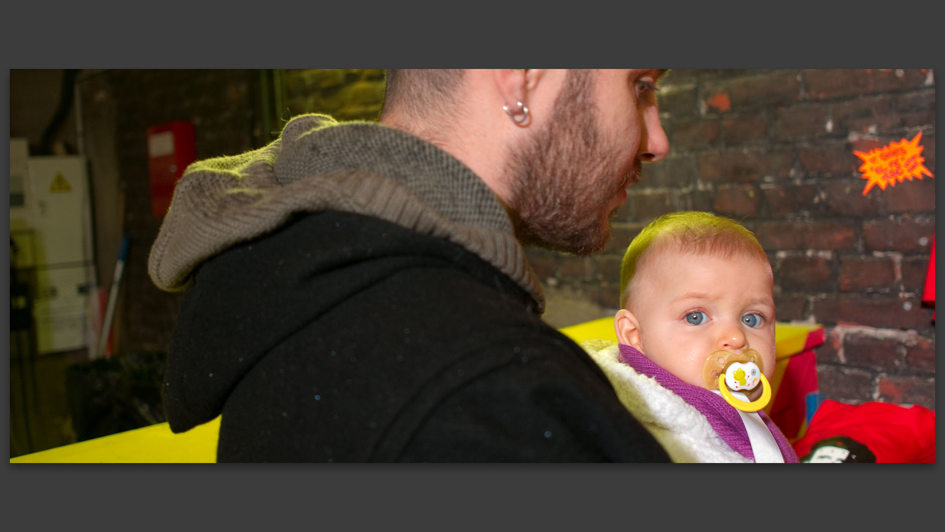 Bébé et papa au Supermarchéferraille, Maison Folie Wazemmes, à Lille.