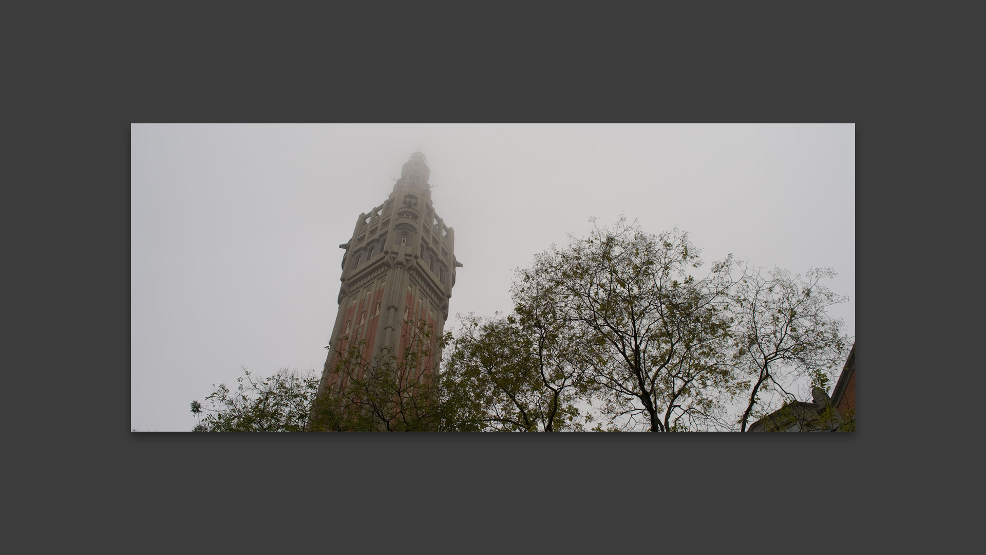 Le beffroi de l'hôtel de ville de Lille, dans le brouillard.