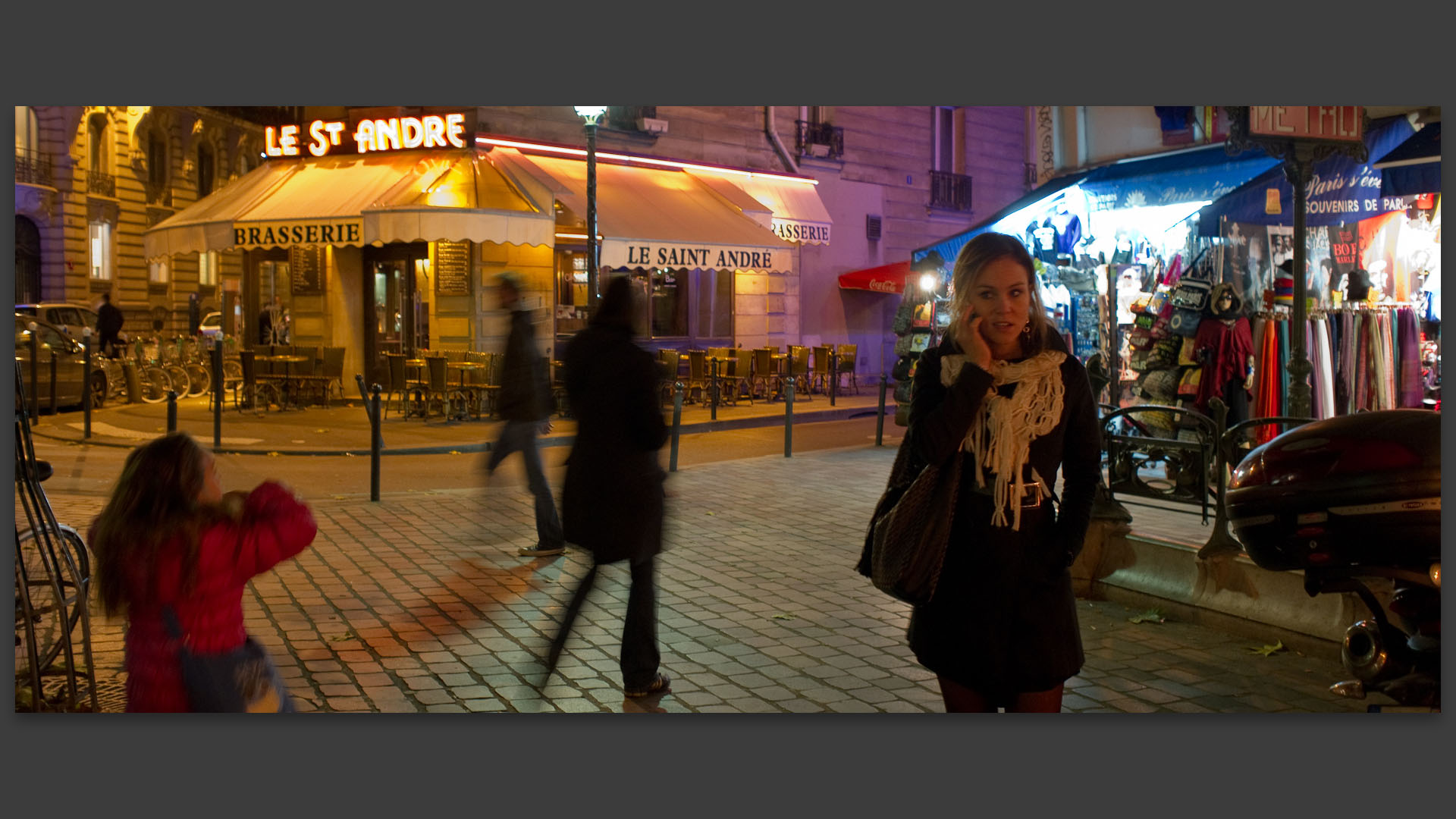 Jeune fille au téléphone portable, place Saint-André des Arts, à Paris.