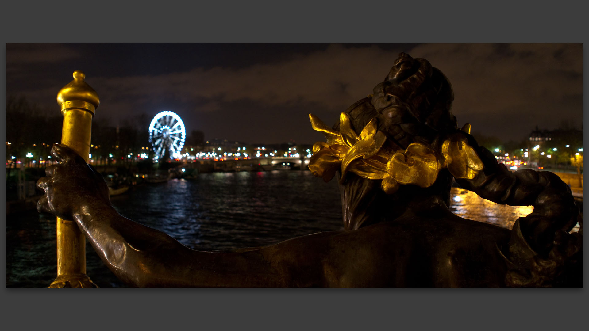 La grande roue de la place de la Concorde vue depuis le pont Alexandre III, à Paris.