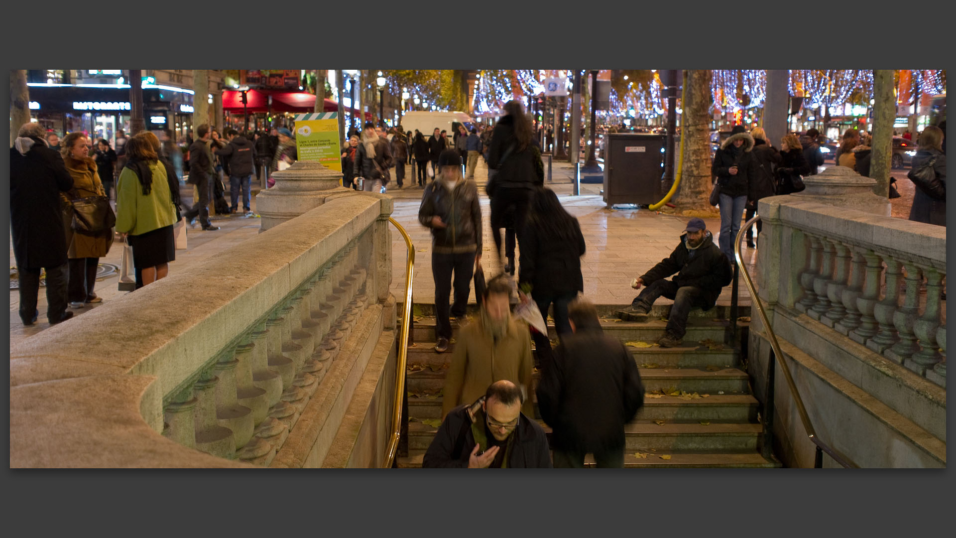 Sortie d'une bouche de métro de la station Franklin-D-Roosevelt, avenue des Champs Elysées, à Paris.