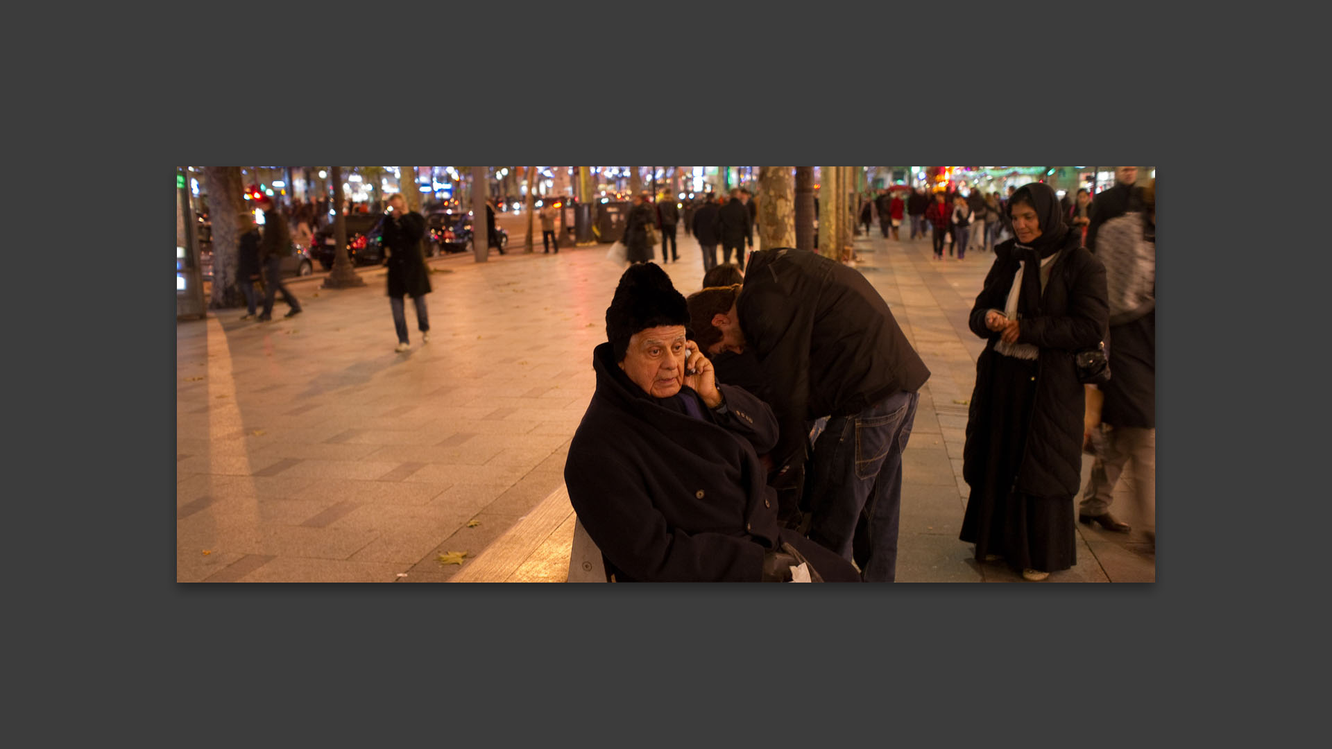 Homme au téléphone portable, avenue des Champs Elysées, à Paris.