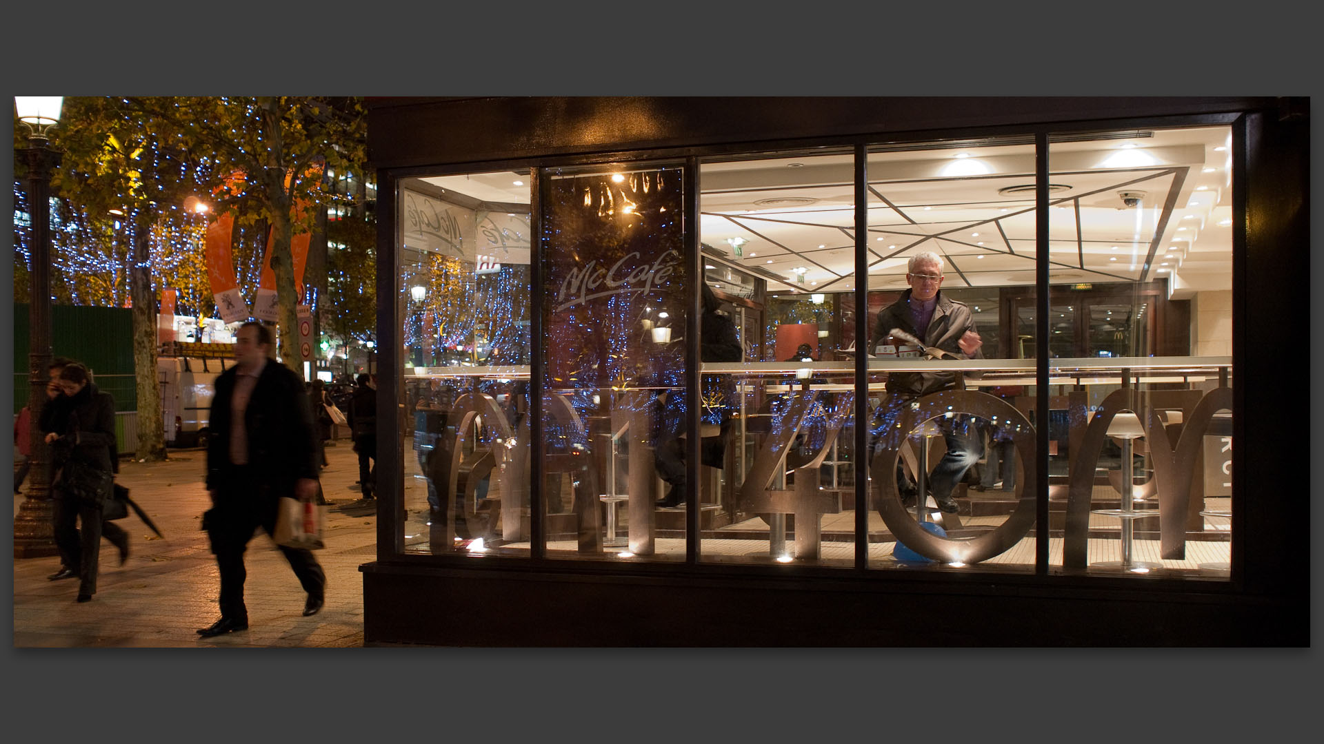 Homme dans un Mac Do, avenue des Champs Elysées, à Paris.