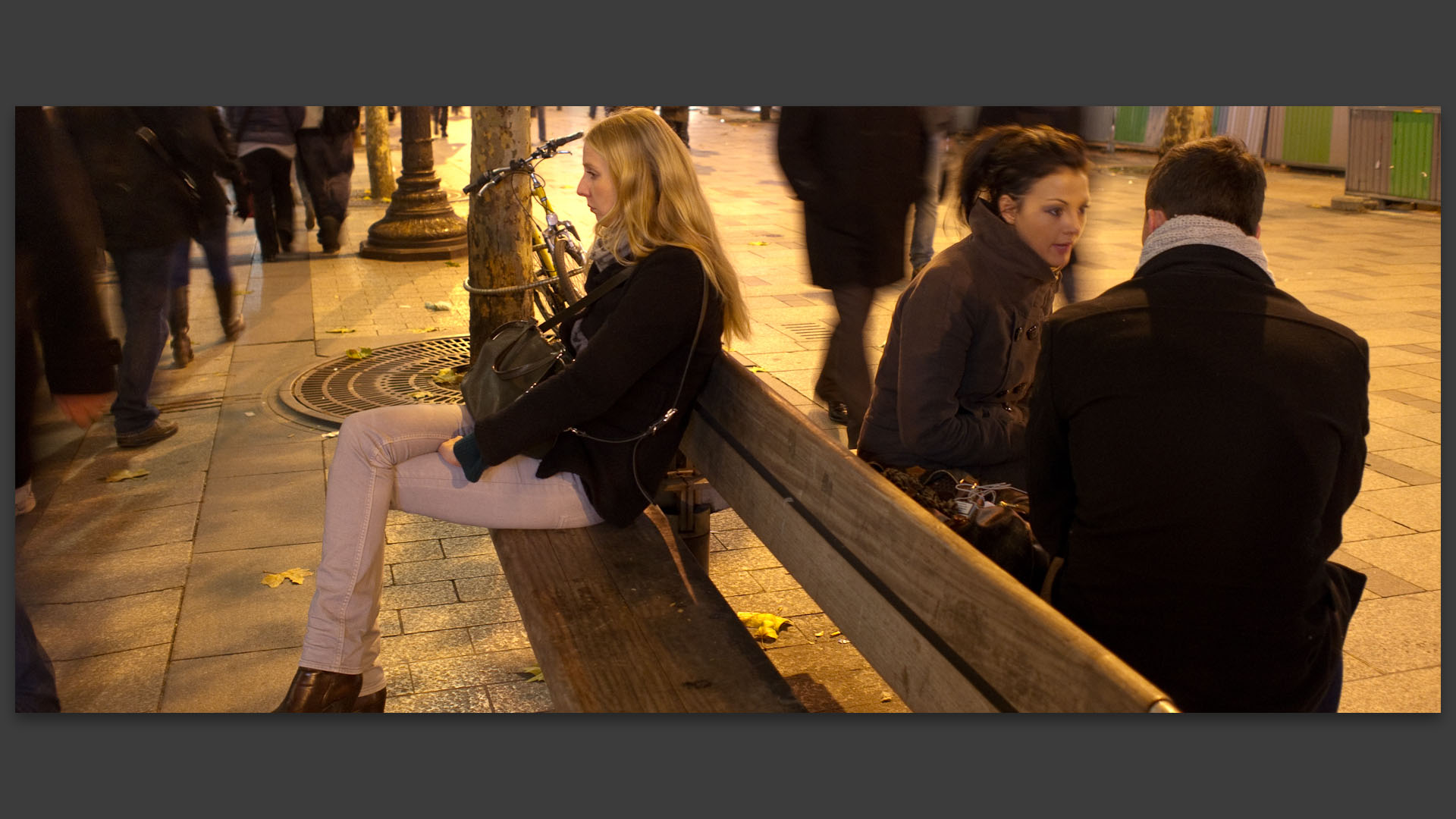 Sur un banc, avenue des Champs Elysées, à Paris.