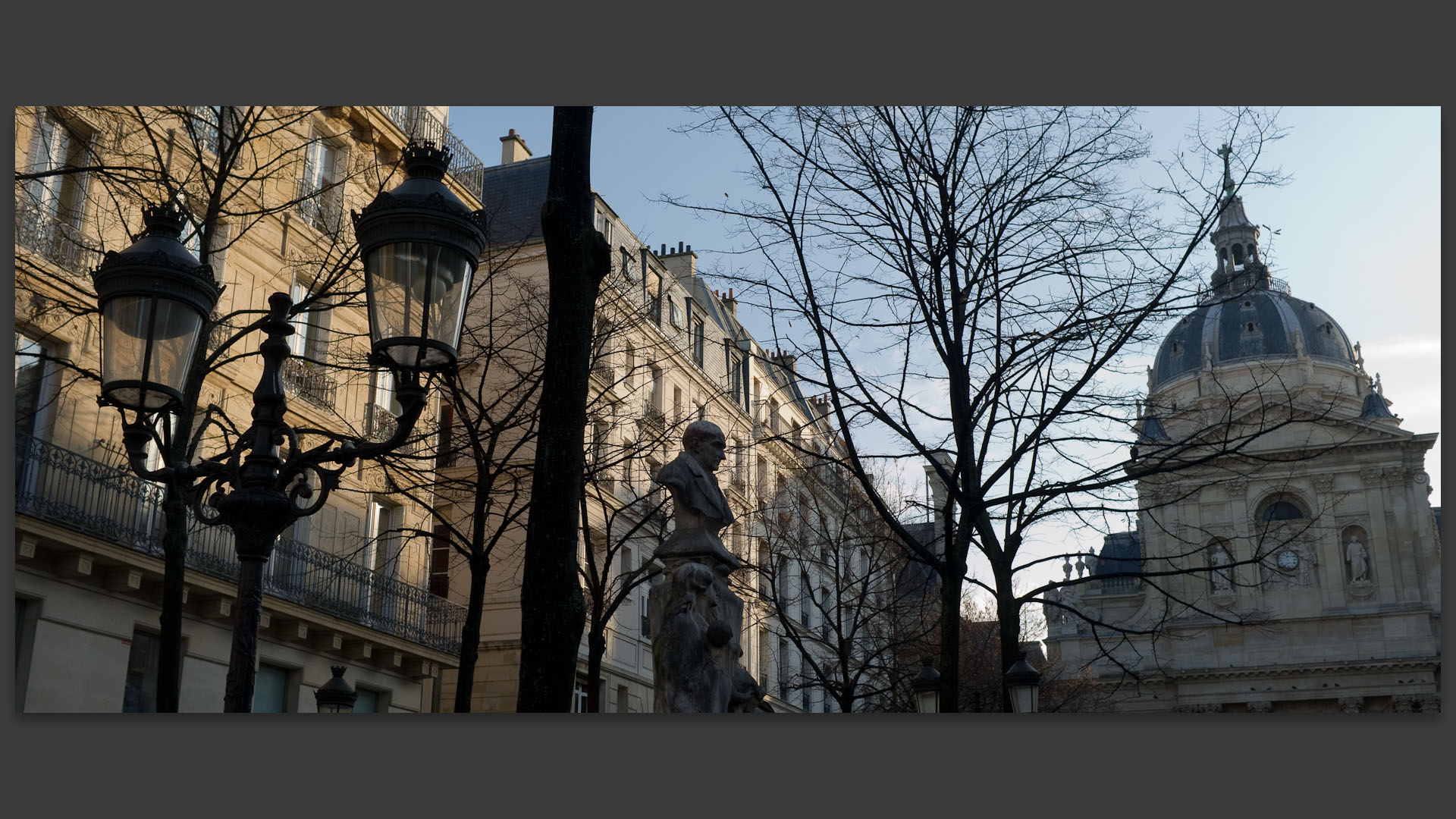 Statue d'Auguste Comte, place de la Sorbonne, à Paris.