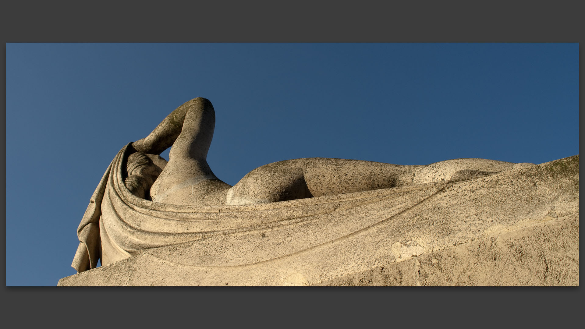 Statue commémorant la découverte de la quinine par les pharmaciens Pelletier et Caventou, boulevard Saint-Michel, à Paris.