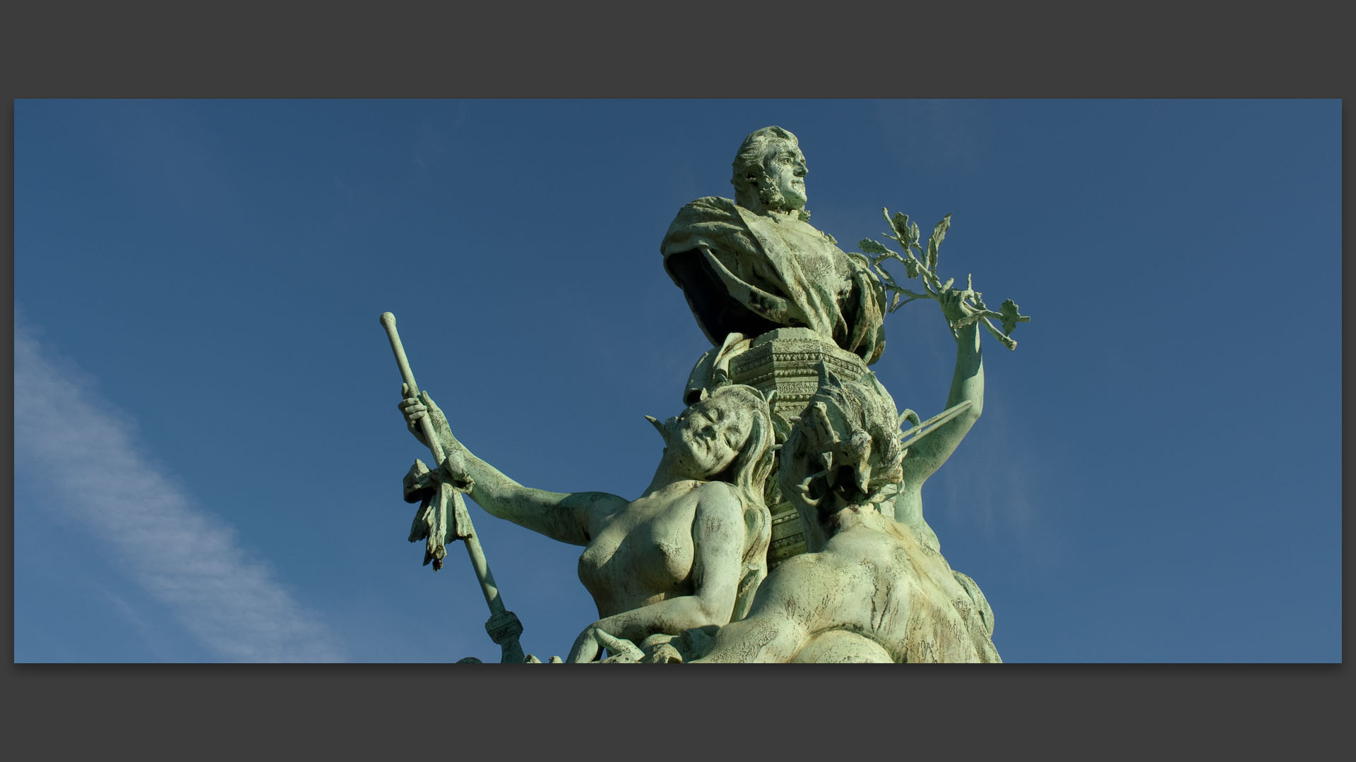 Monument renfermant les cendres de l'officier naval Francis Garnier, place Camille-Jullian, à Paris.