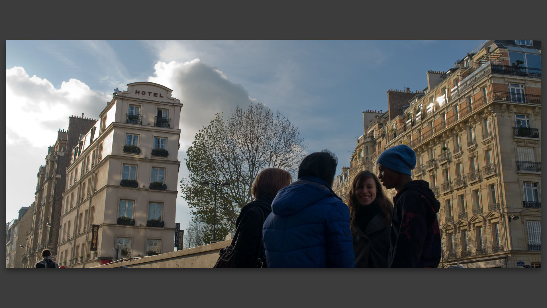 Jeunes, boulevard Saint-Michel, à Paris.