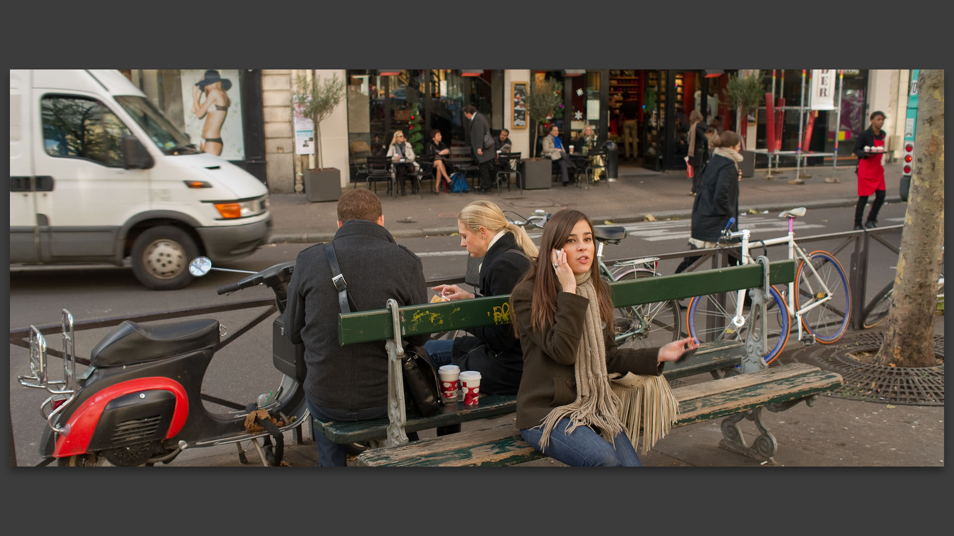 Sur un banc, place Henri-Mondor, à Paris.