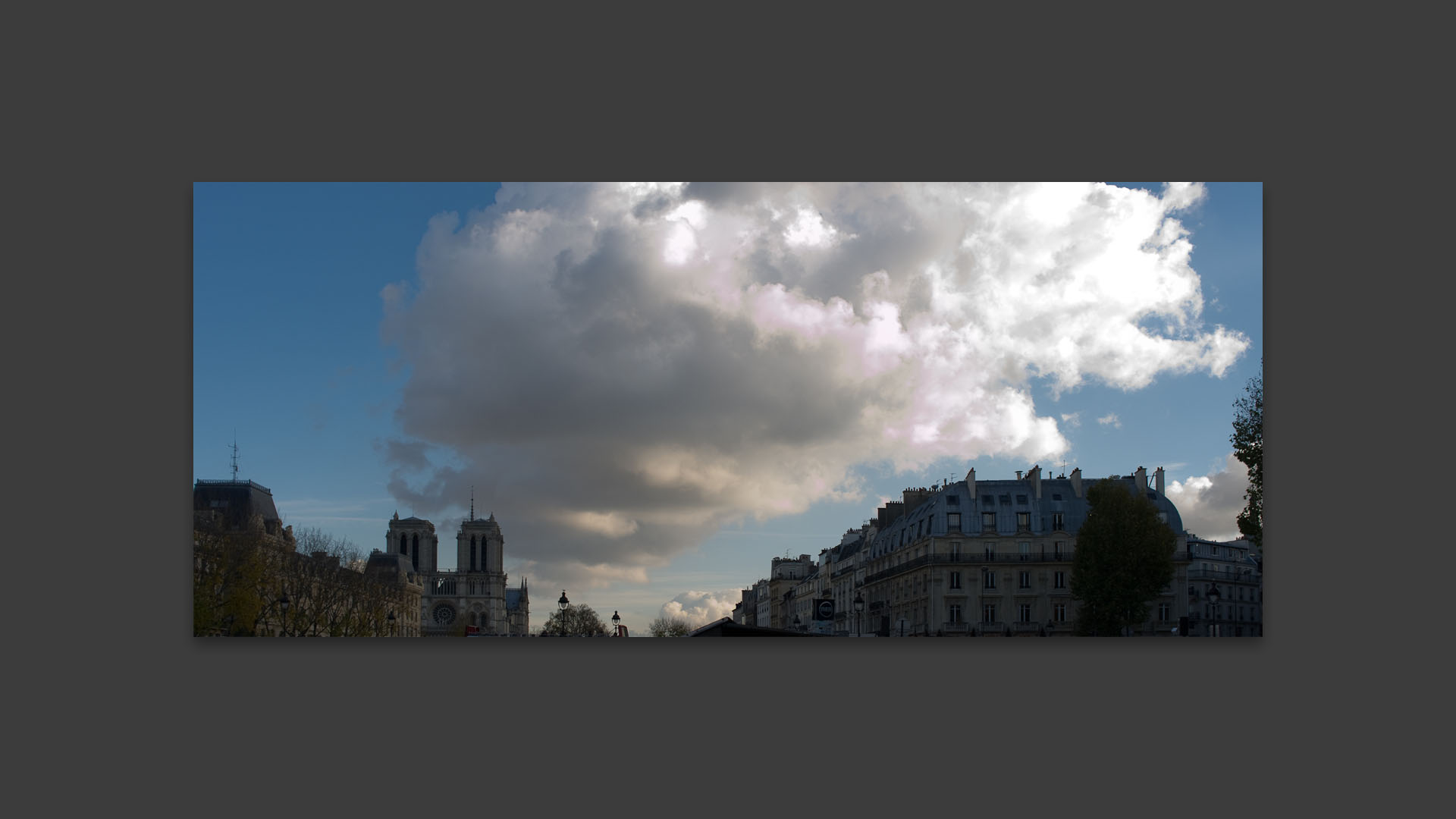 Nuage sur Notre Dame et la place Saint-Michel, à Paris.