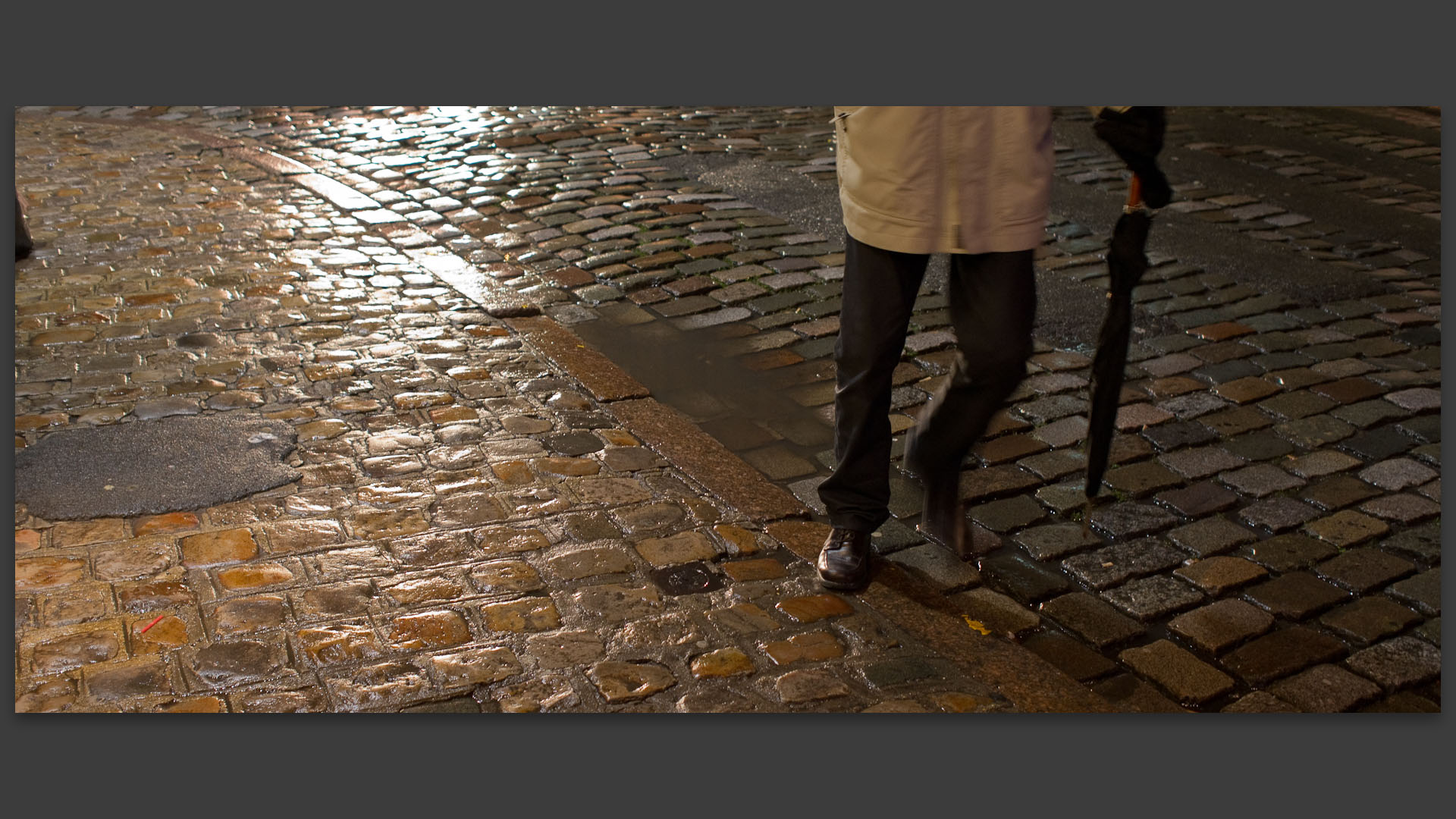 Sur le pavé luisant, rue Basse, à Lille.