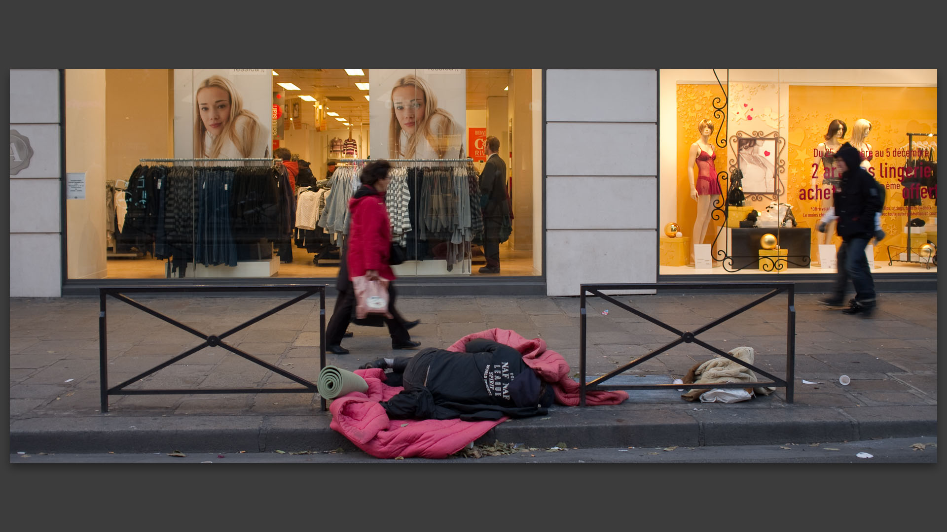 SDF sur le trottoir, rue de Rivoli, à Paris.