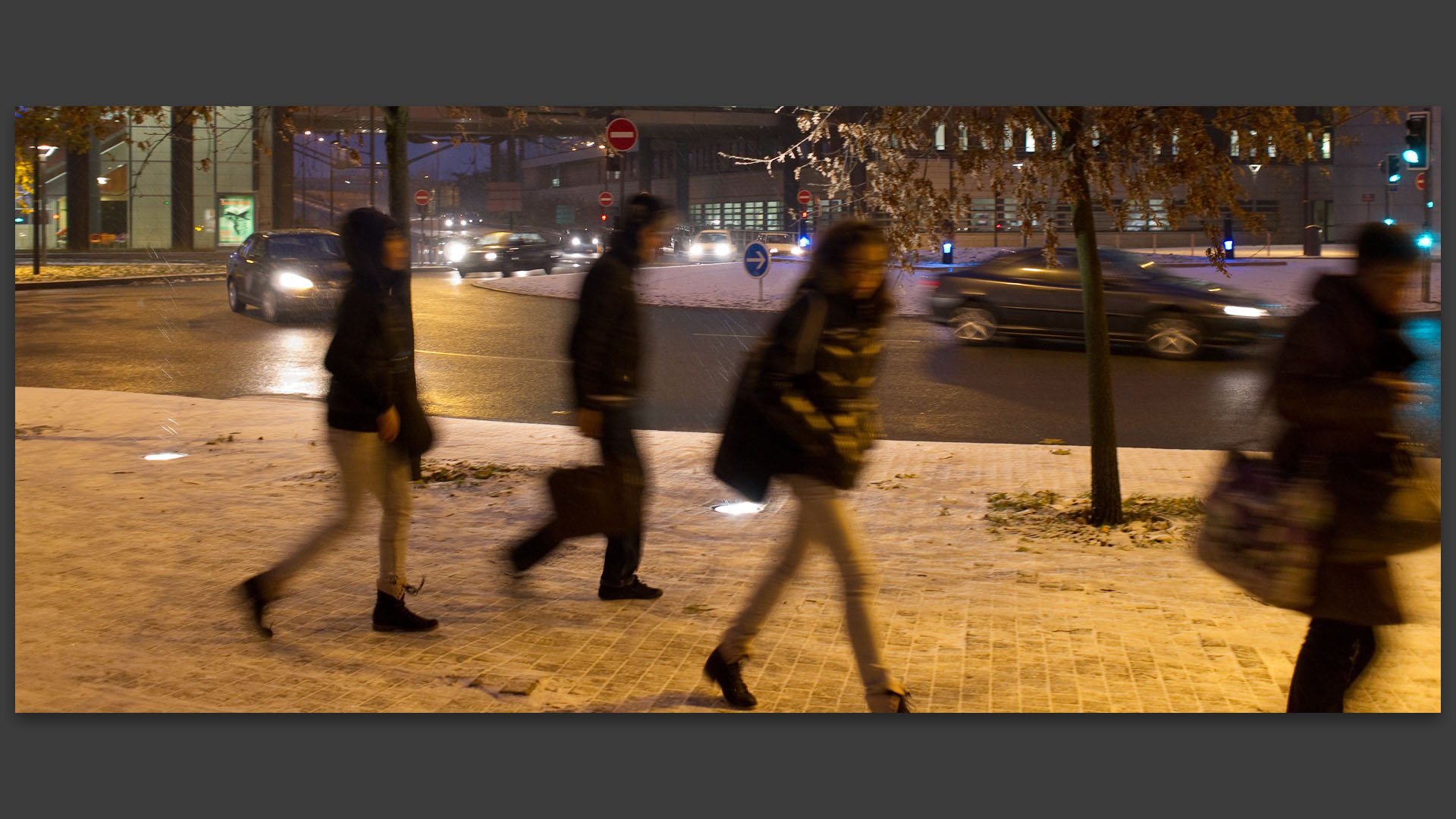 Passants sous la neige, boulevard du Président-Hoover, à Lille.