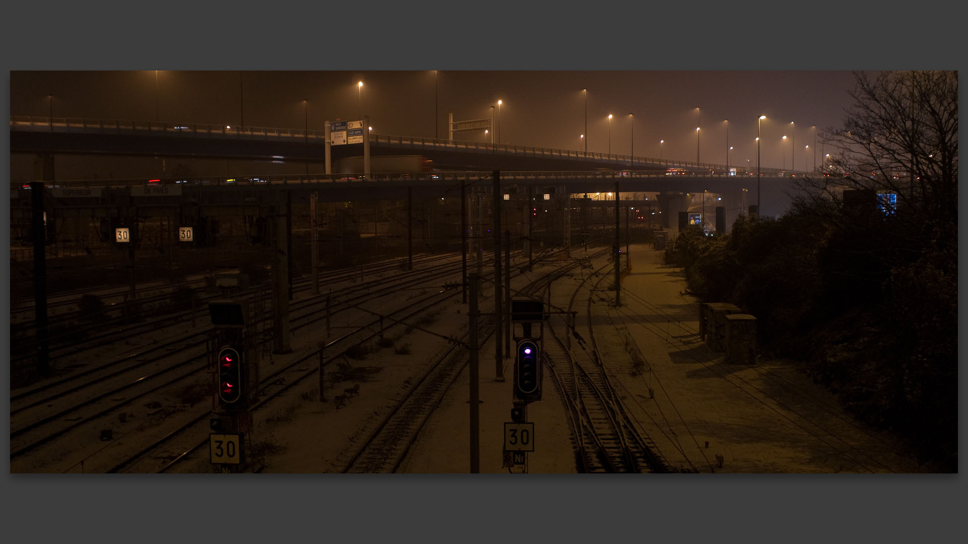 Les voies de chemin de fer vues du pont de Fives, à Lille.