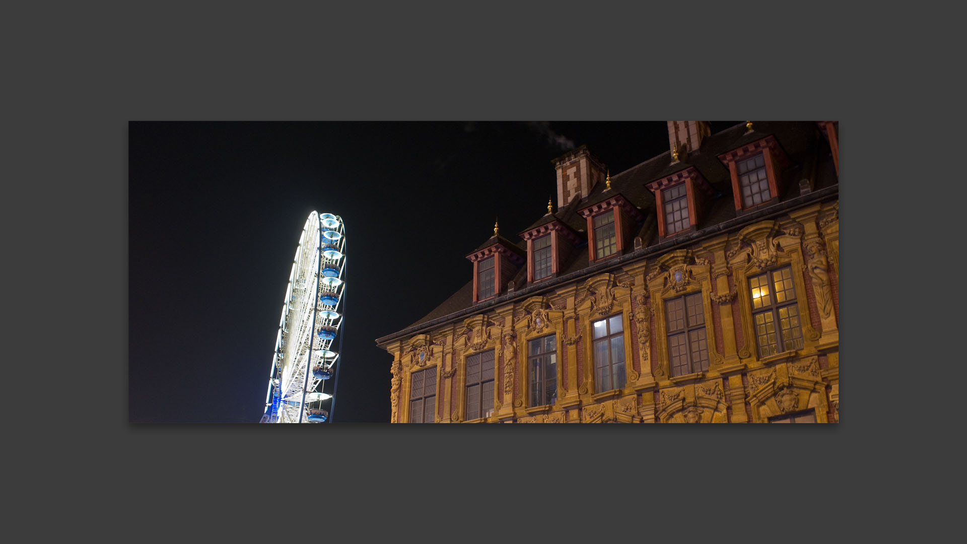 La grande roue domine la vieille bourse, rue des Manneliers, à Lille.