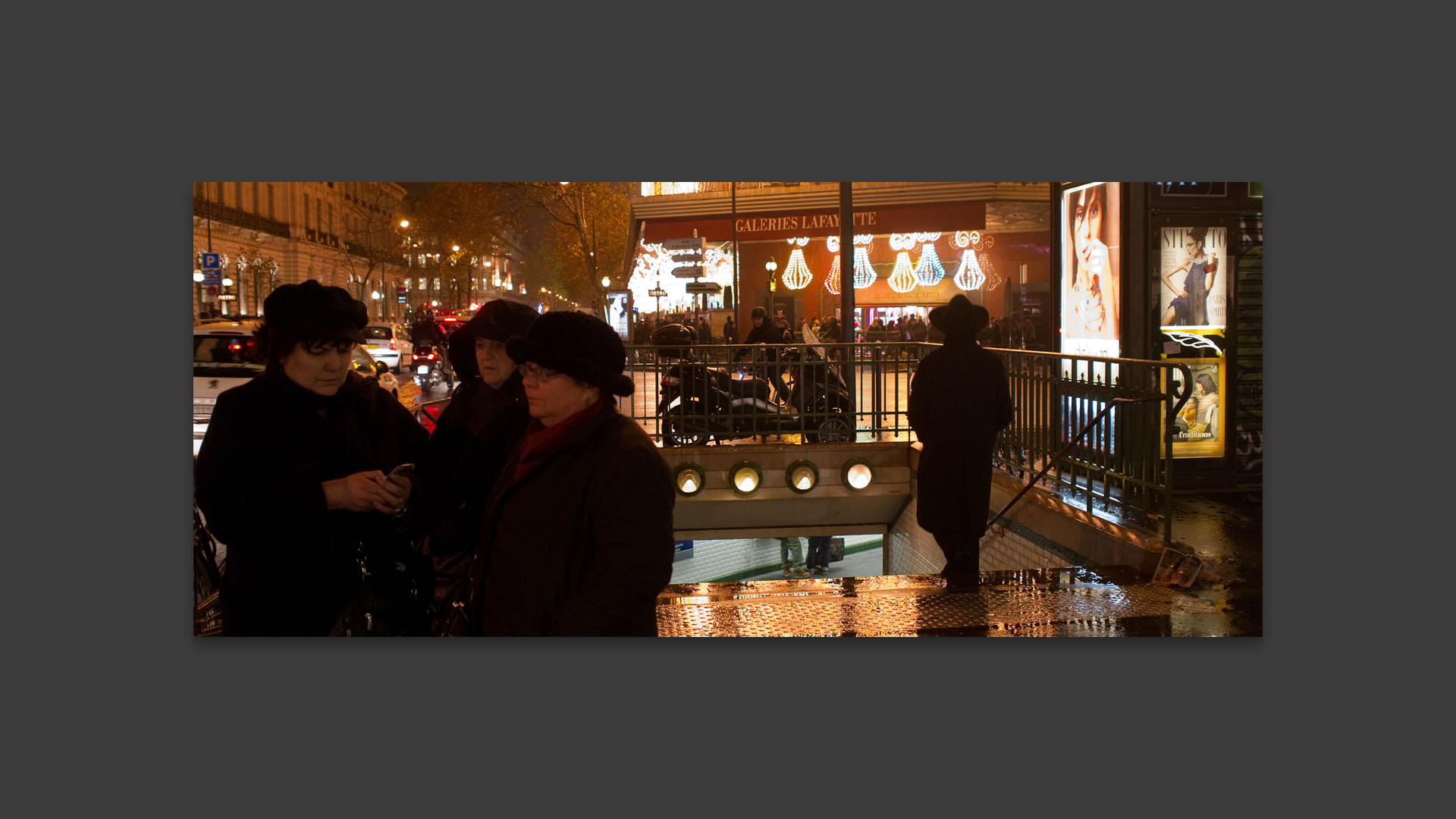 Trois femmes devant les Galeries Lafayette, au métro Chaussée d'Antin, à Paris.