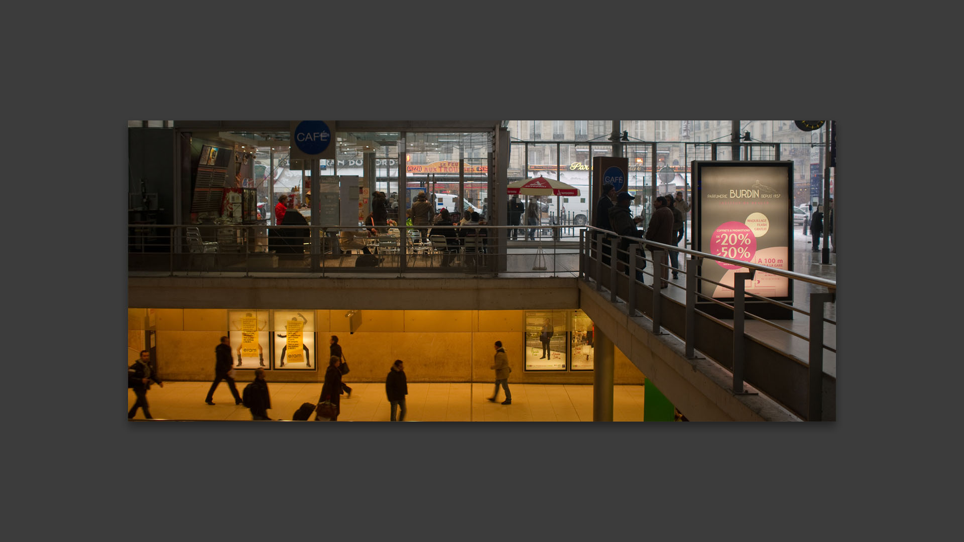 Dessus, dessous, gare du Nord, à Paris.