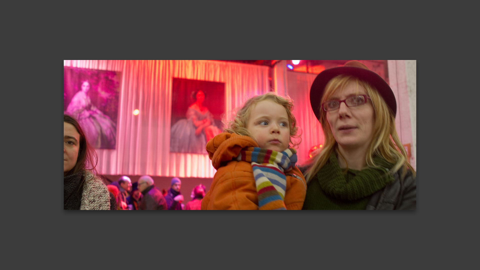 Mère et fille, à la braderie de l'art, à la Condition publique, à Roubaix.