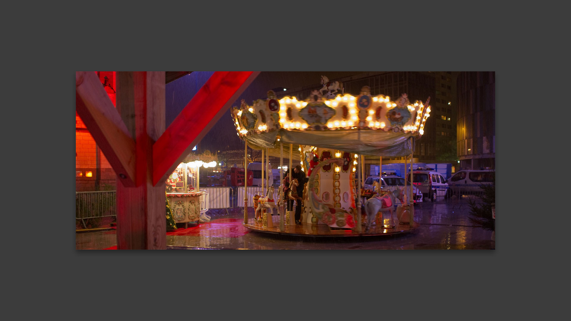 Manège sous la pluie au marché de Noël, place de la République, à Tourcoing.