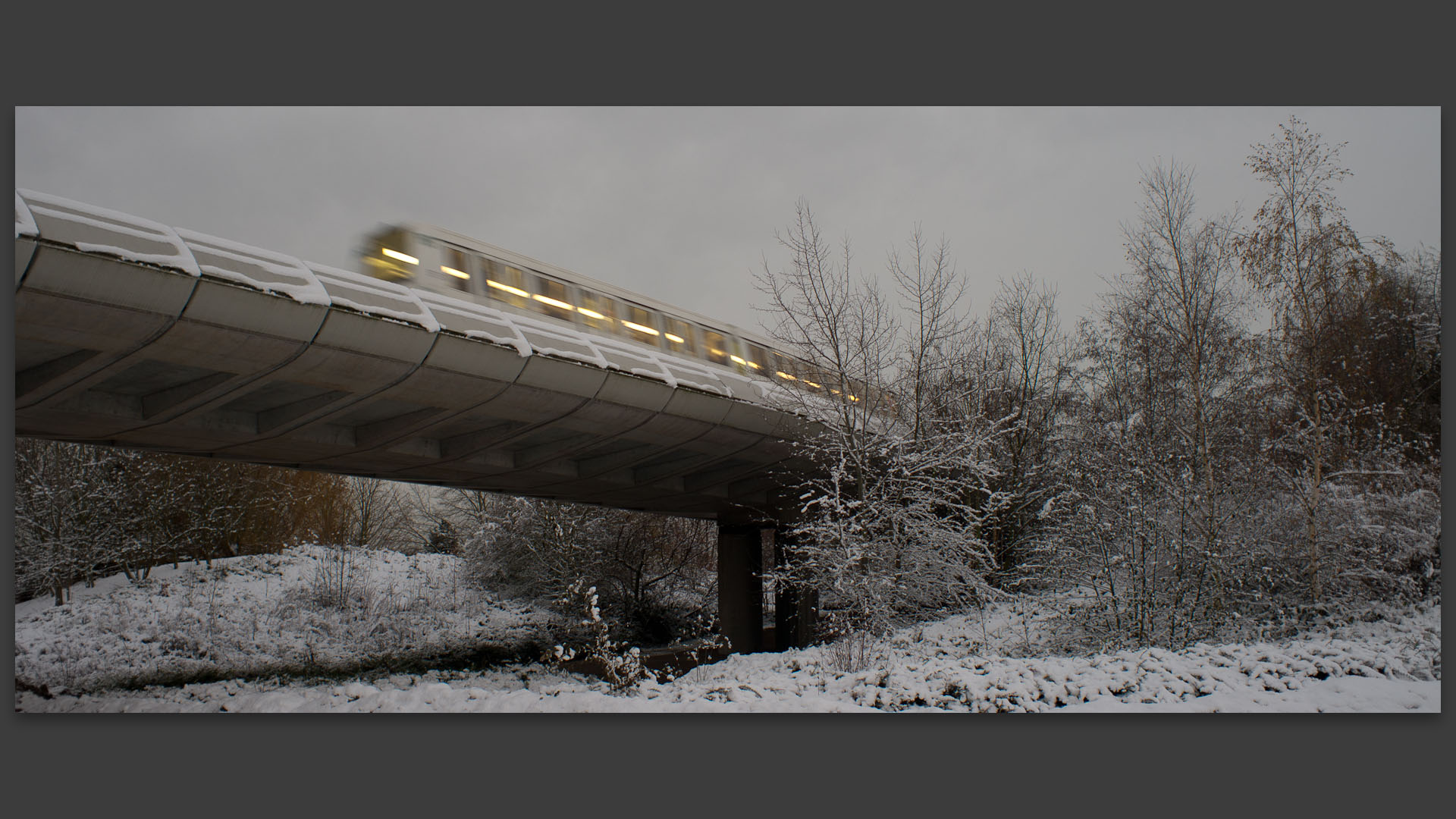 Le rond-point Saint-Ghyslain sous la neige, à Villeneuve d'Ascq.