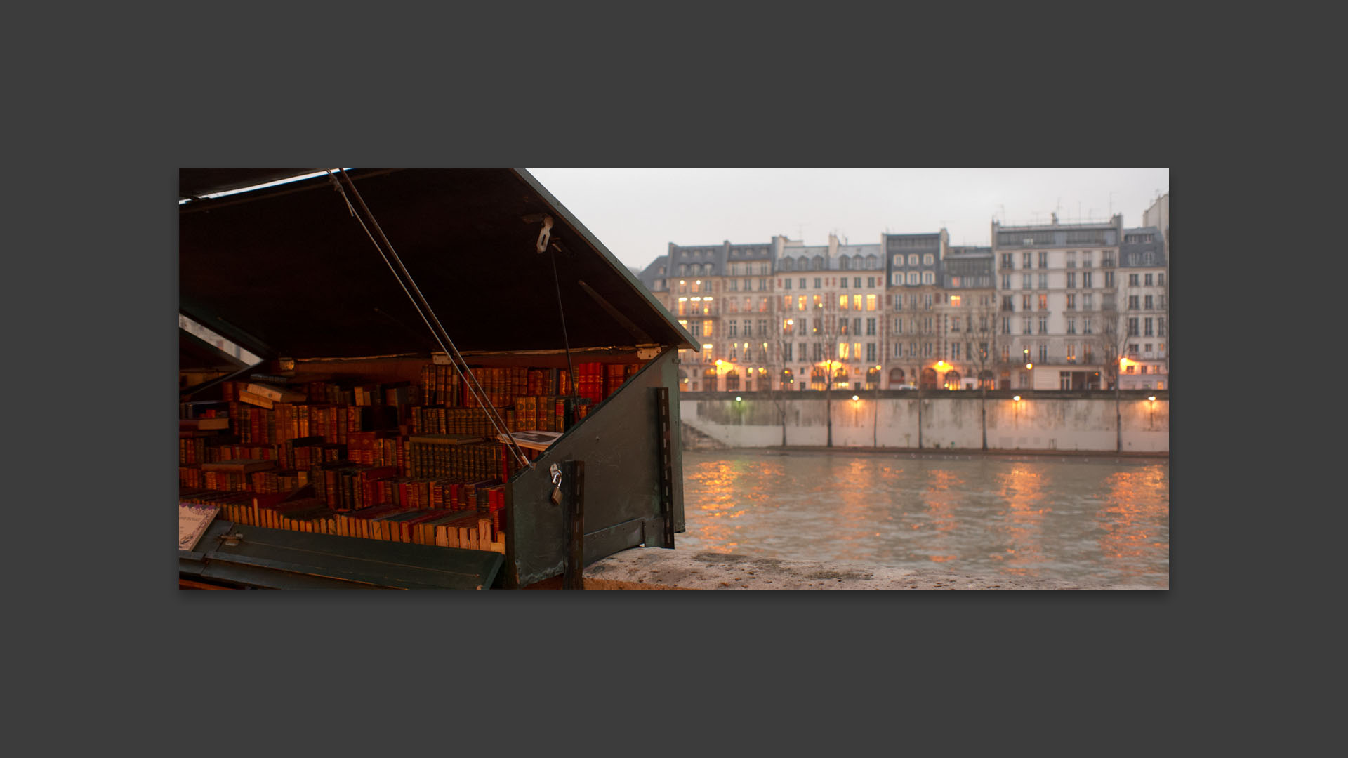 Bouquiniste, quai de la Mégisserie, face au quai de l'Horloge sur l'île de la Cité, à Paris.