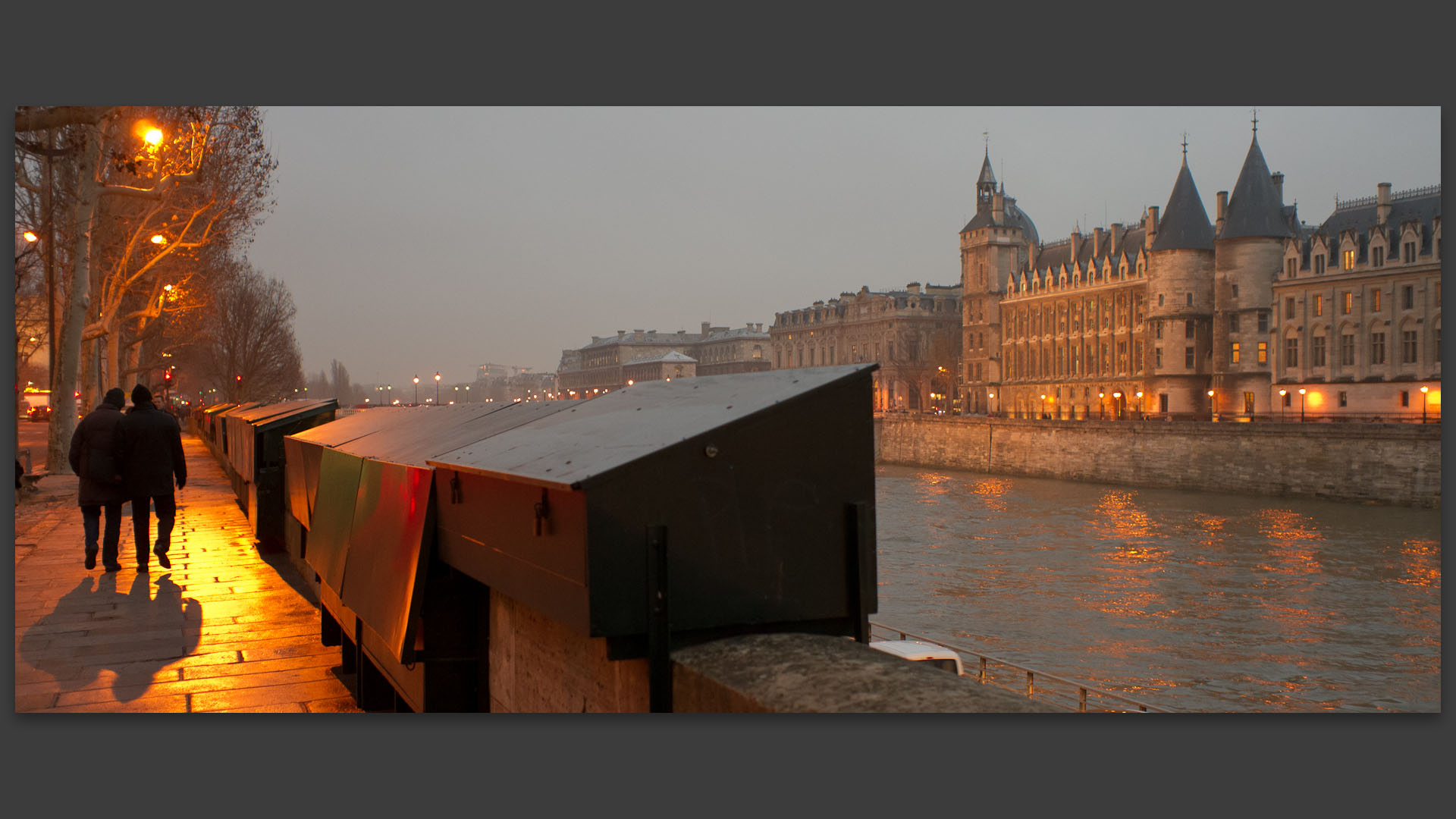 La Conciergerie vue du quai de la Mégisserie, à Paris.