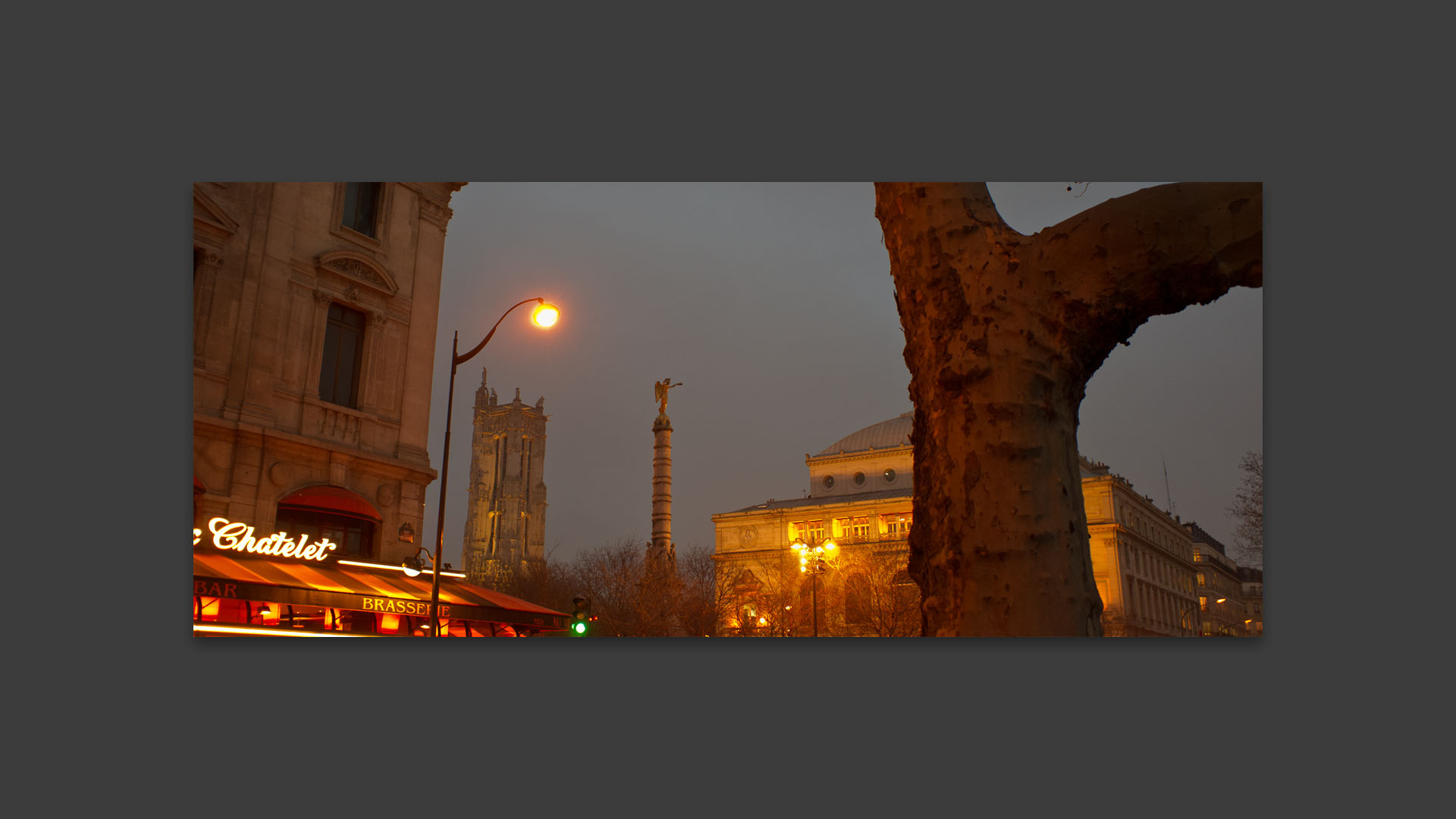 La place du Châtelet, la tour Saint-Jacques, la statue de la Victoire de Bosio et le théâtre de la Ville, à Paris.