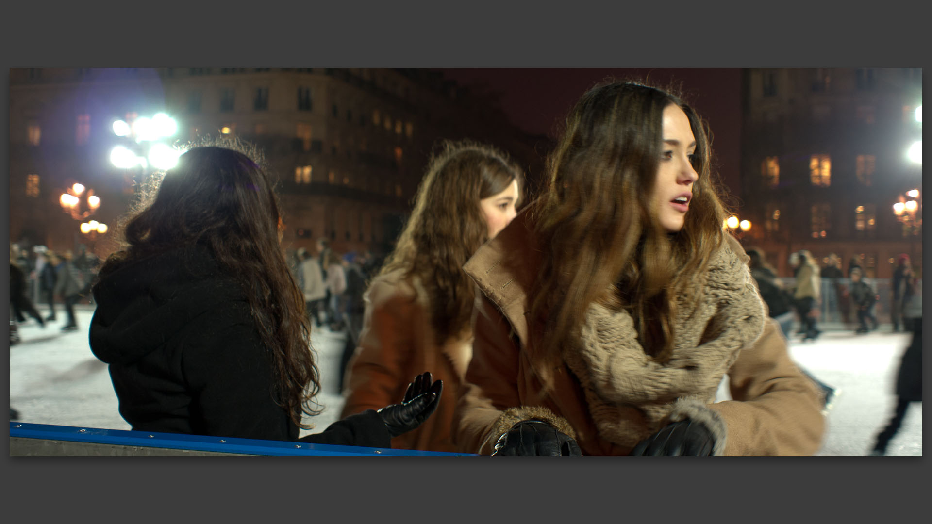 Jeunes filles à la patinoire de la place de l'Hôtel de Ville, à Paris.