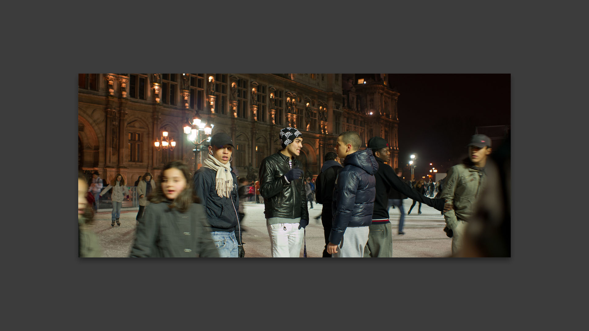 Jeunes à la patinoire de la place de l'Hôtel de Ville, à Paris.