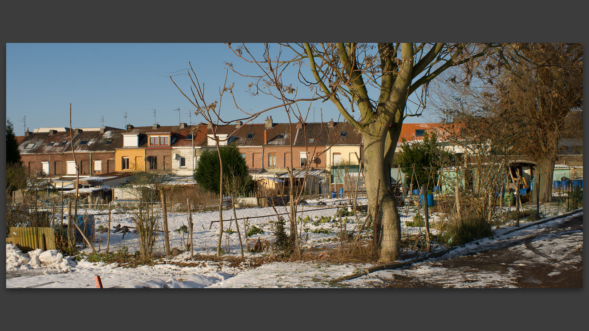 Jardins en face des 3 Suisses, à Croix.