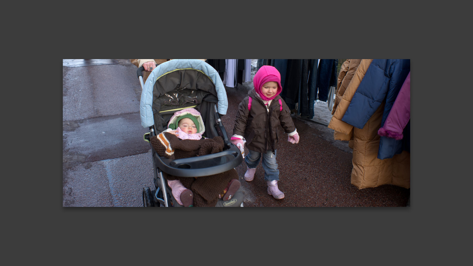 Jeunes enfants au marché Saint-Pierre, place de la Liberté, à Croix.