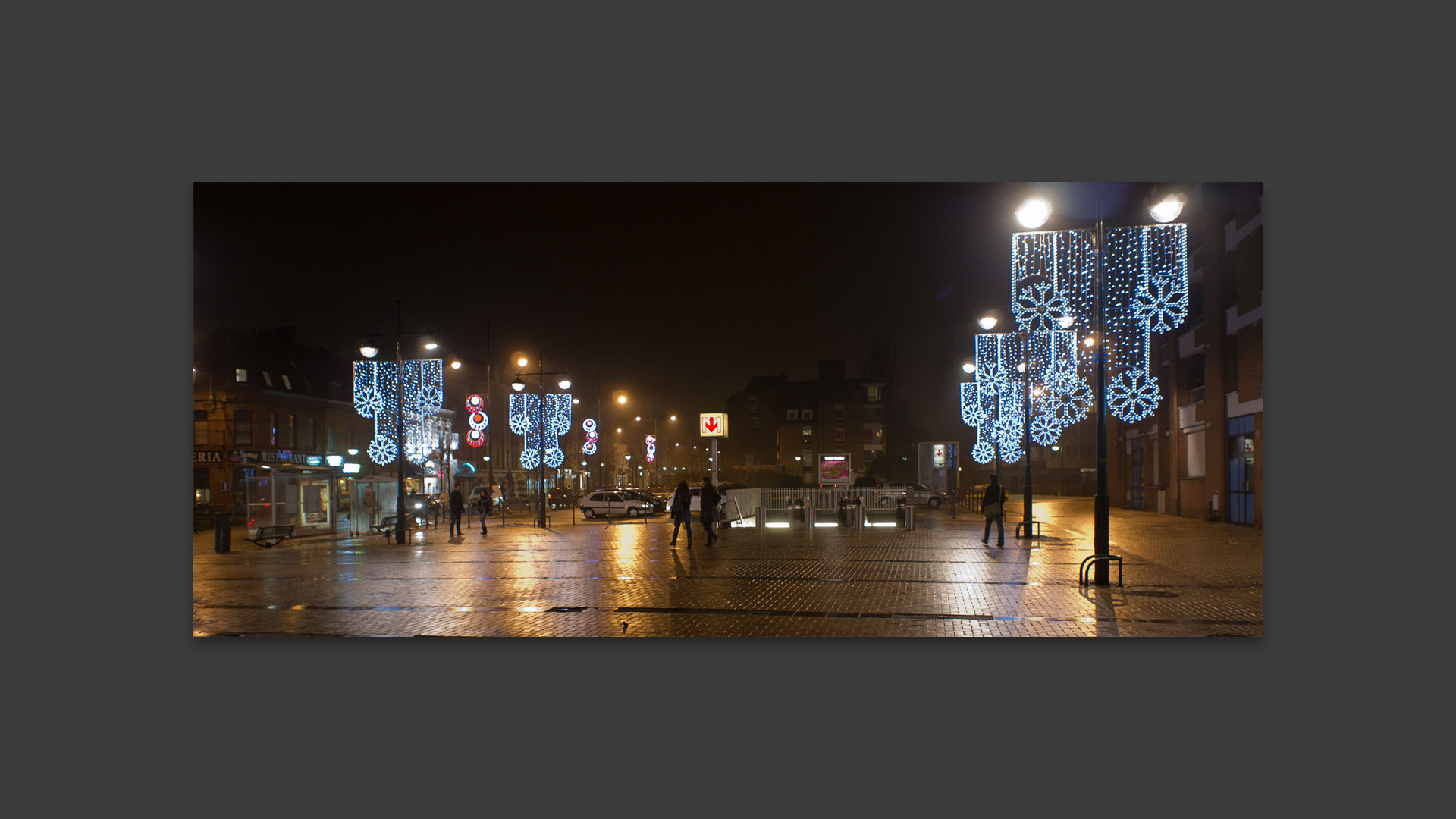 La nuit tombée sur la place de la République, à Croix.