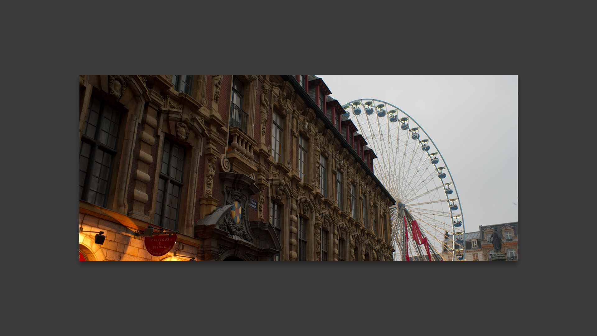 La grande roue vue de la rue des Sept Agaches, à Lille.