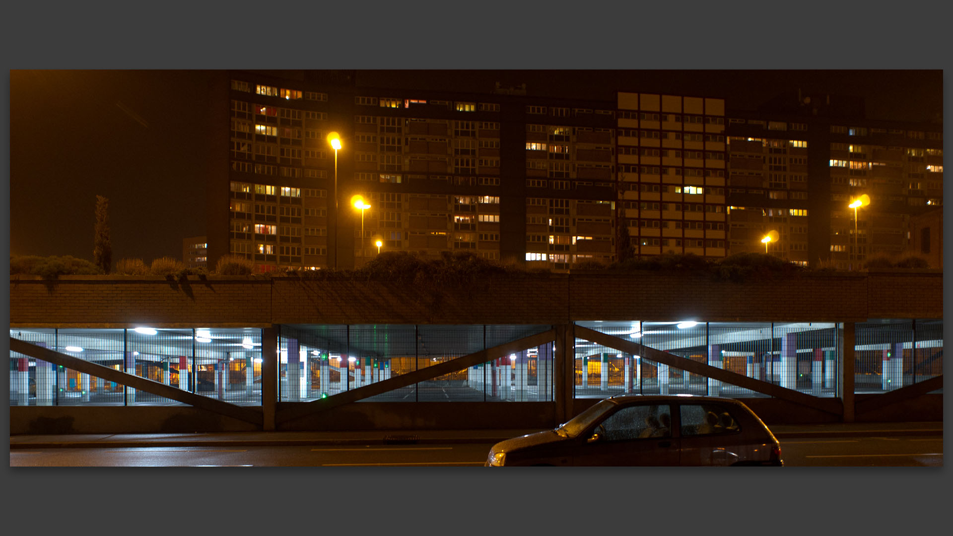 Parking devant la cité des Aviateurs, rue du Coq Français, à Roubaix.