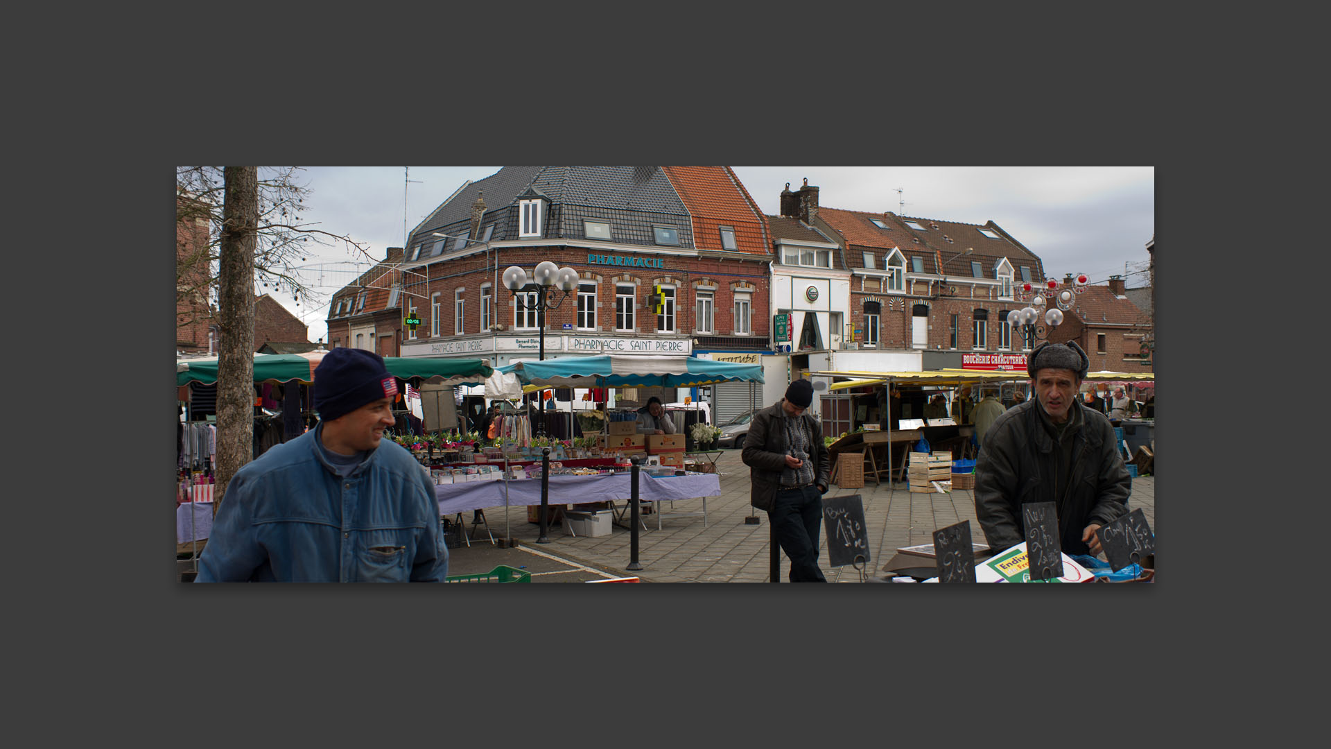 Le marché Saint-Pierre, place de la Liberté, à Croix.