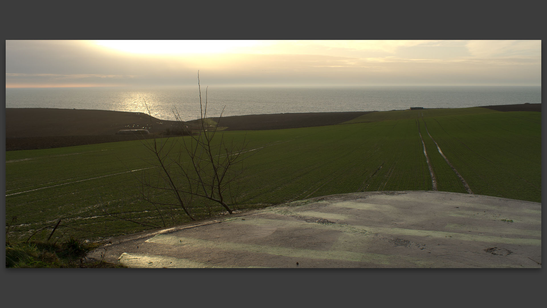 Vue sur la mer depuis un blockhaus entre le cap Gris-Nez et le cap Blanc-Nez.