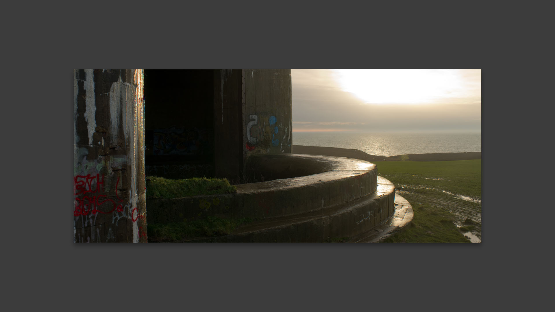 Vue sur la mer depuis un blockhaus entre le cap Gris-Nez et le cap Blanc-Nez.