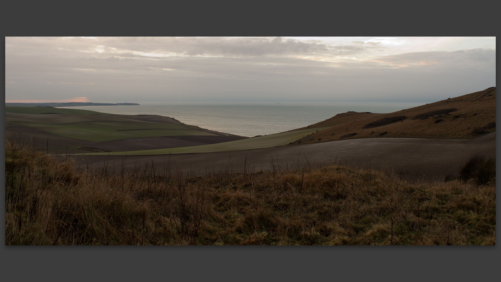 La campagne devant le cap Blanc-Nez. Au loin : le cap Gris-Nez.