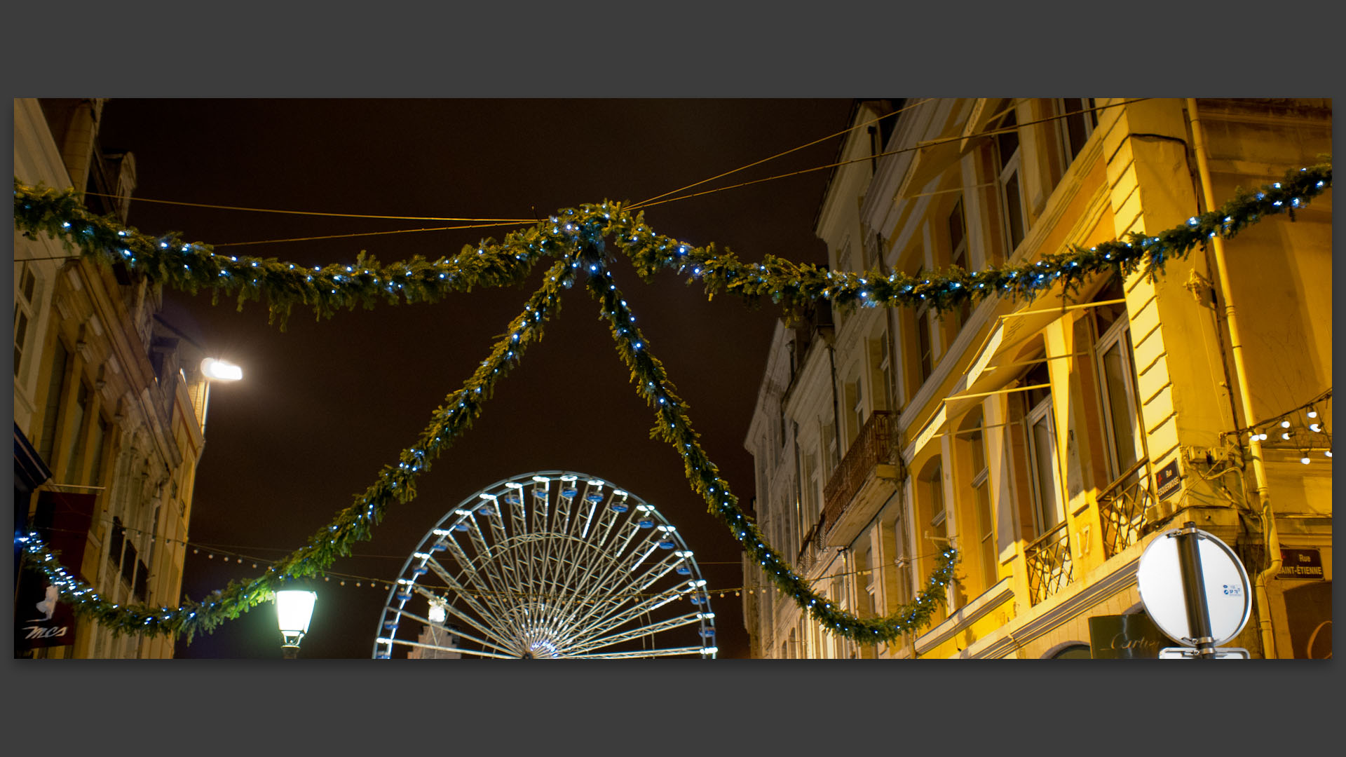 La grande roue vue de la rue Esquermoise, à Lille.