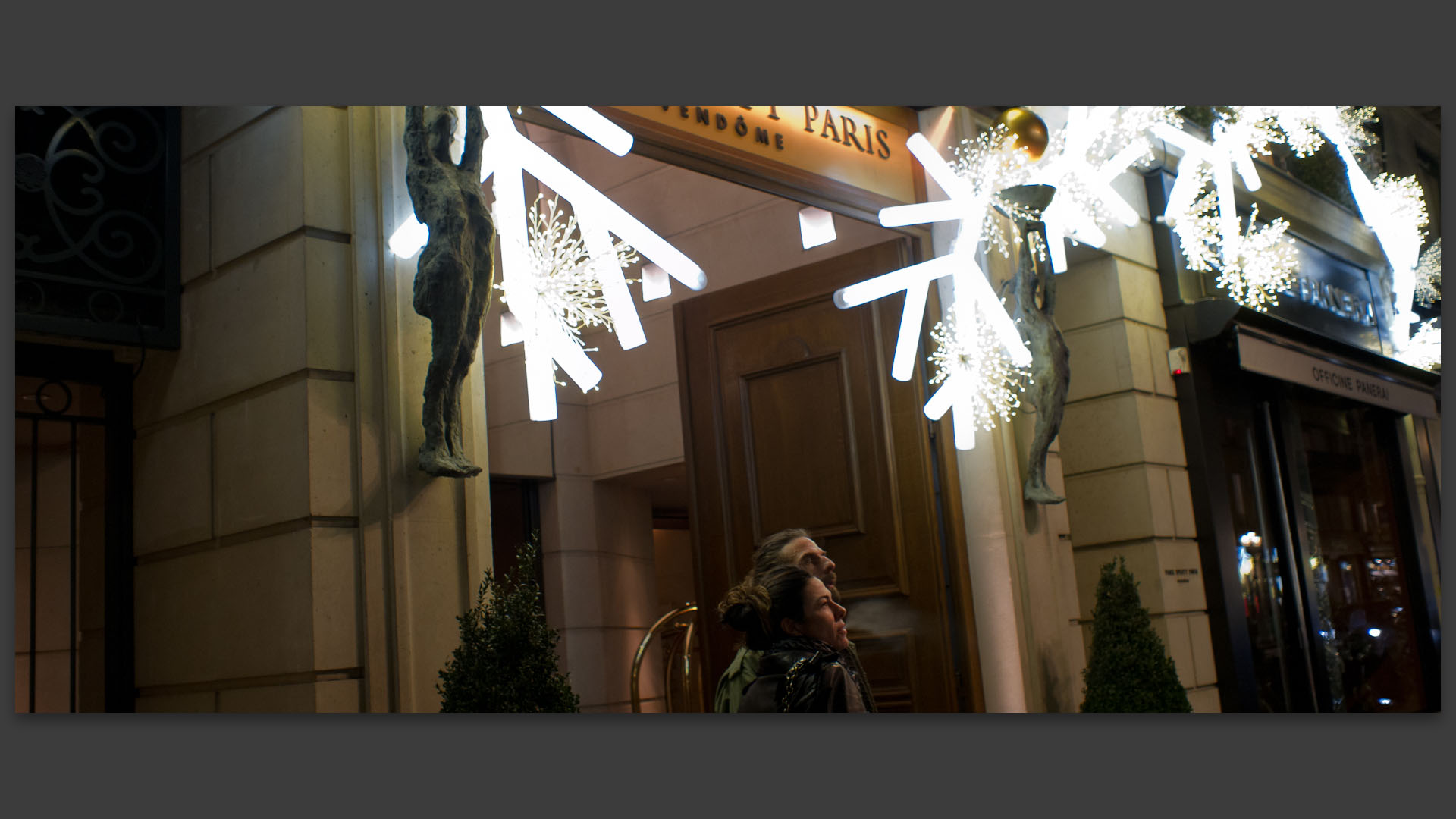 Devant l'hôtel Park Hyatt, rue de la Paix, à Paris.