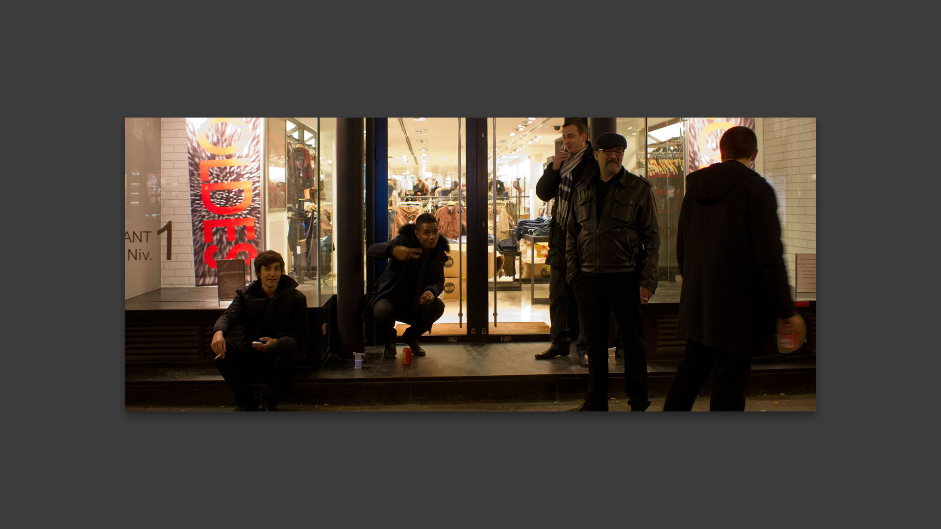 Devant chez Zara, boulevard des Capucines, à Paris.