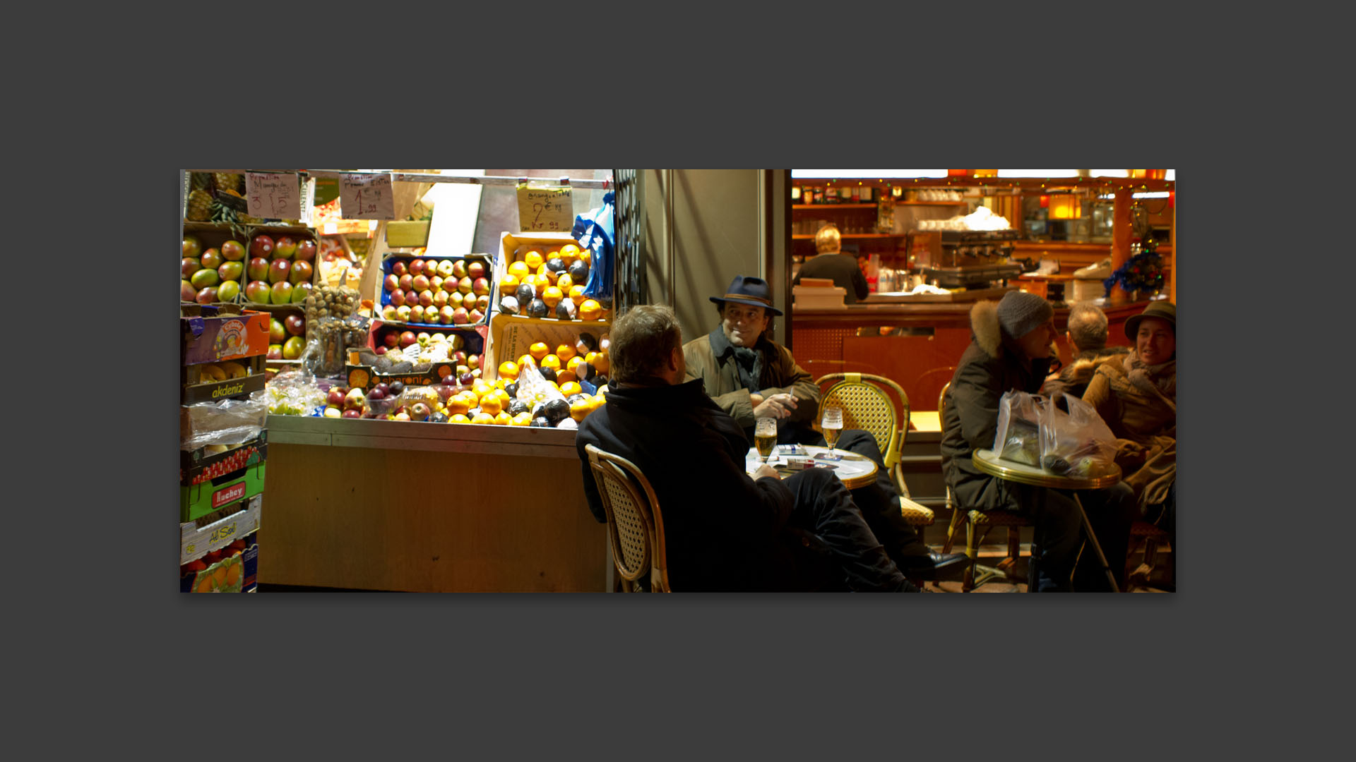 En terrasse, rue des Martyrs, à Paris.