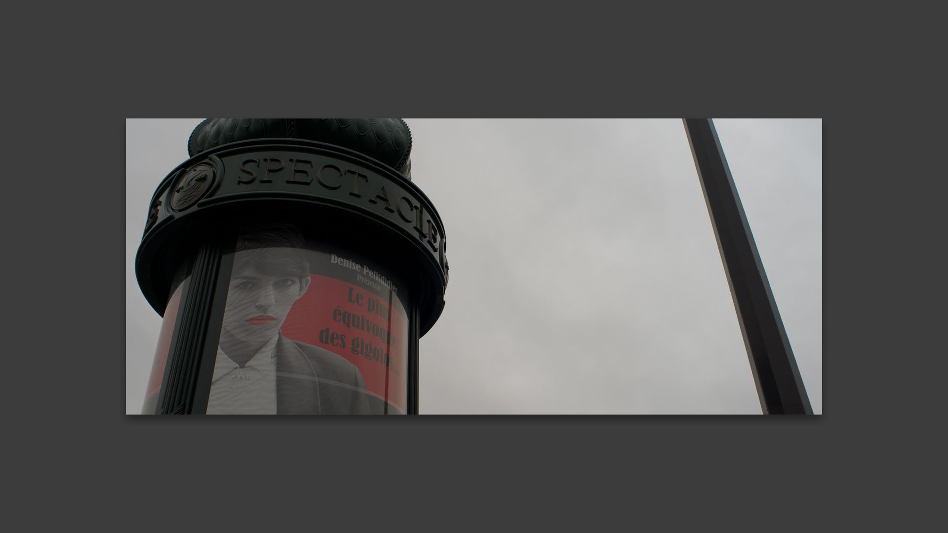 Colonne Morris, place de l'Alma, à Paris.